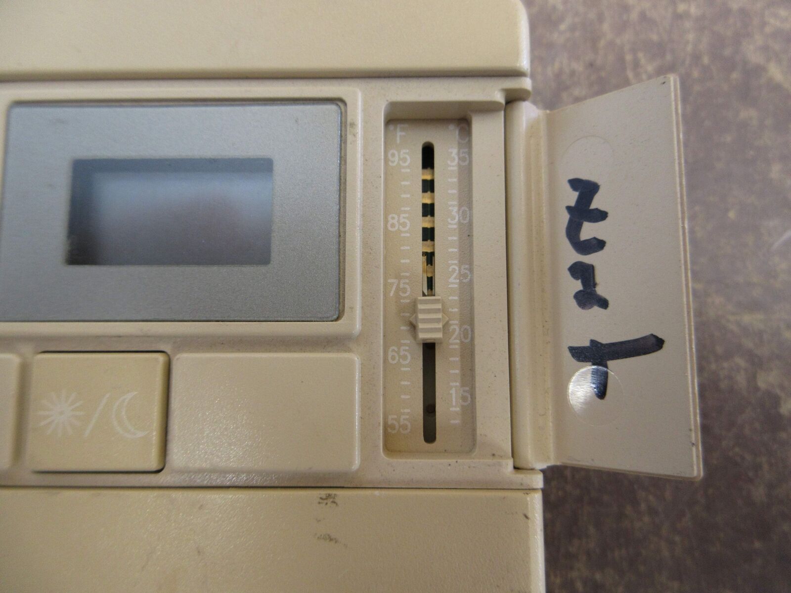 Siemens Room Temp. Sensor 544780FA w/ Display *Broken Mounting* Used