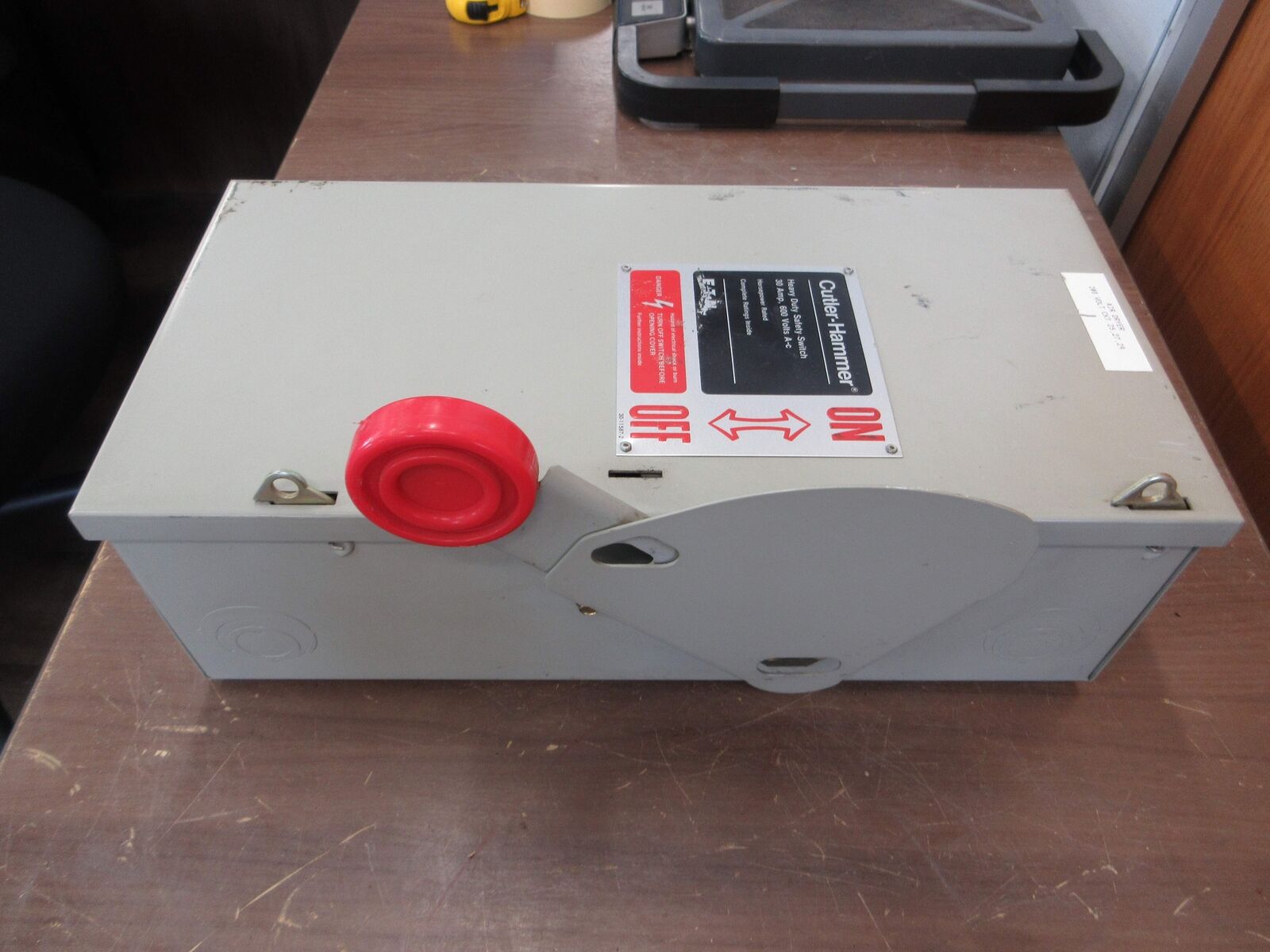 Eaton Fusible Safety Switch / Disconnect DH361NGK 30A 600V 4W Used