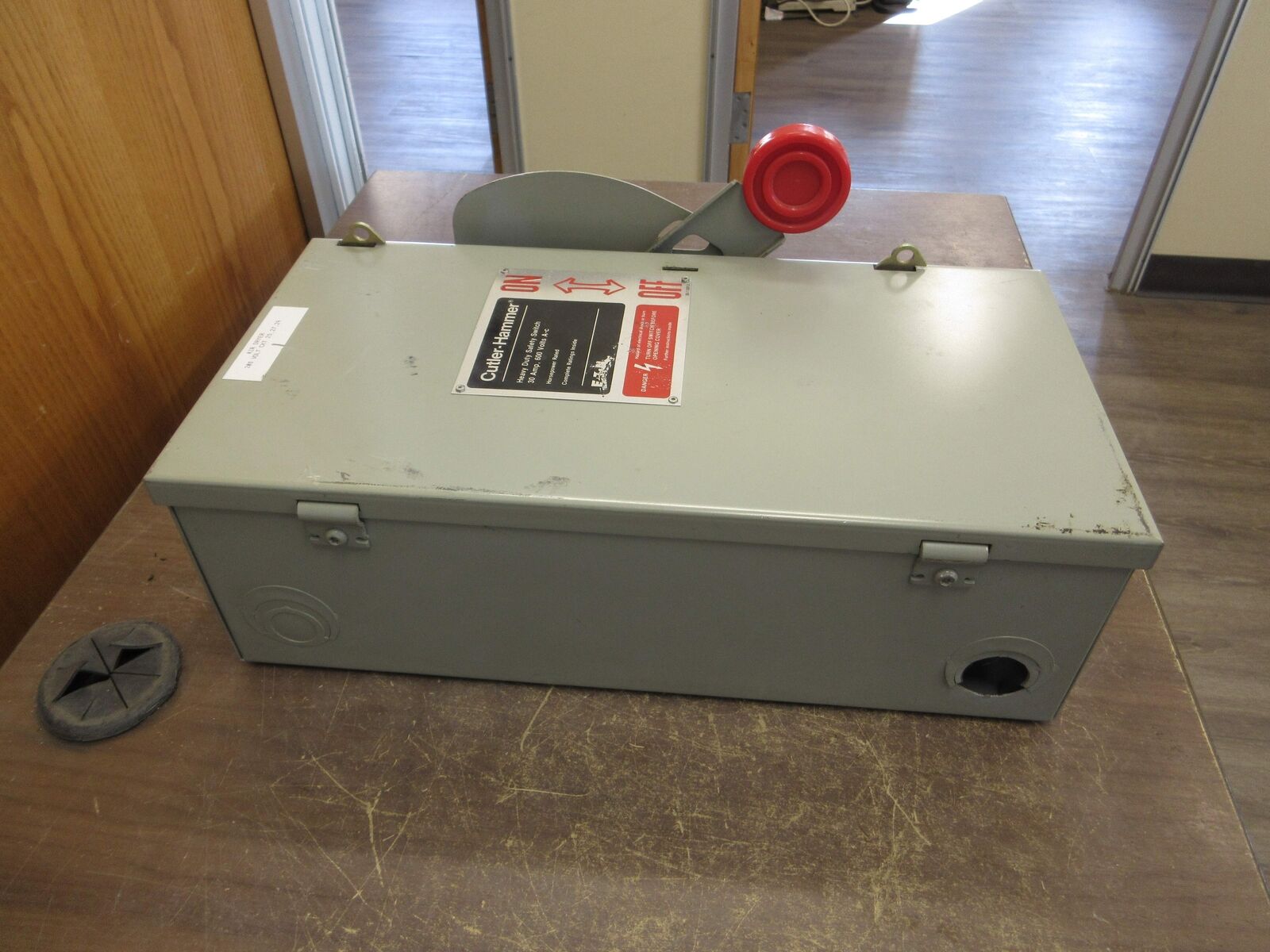 Eaton Fusible Safety Switch / Disconnect DH361NGK 30A 600V 4W Used