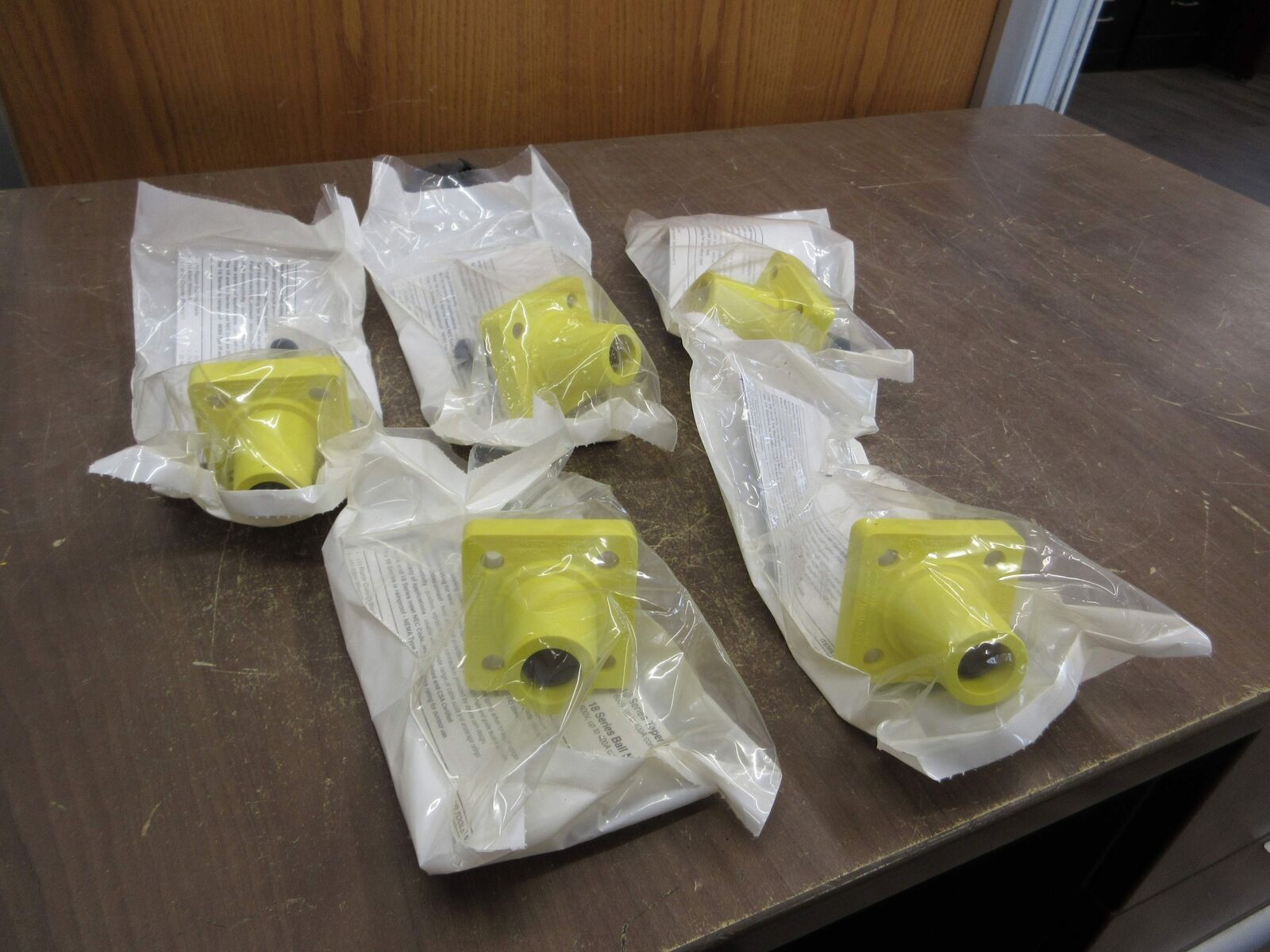 Leviton Female Panel Receptacle 266-16R24-14Y 400A 600V *Box of 5* New Surplus