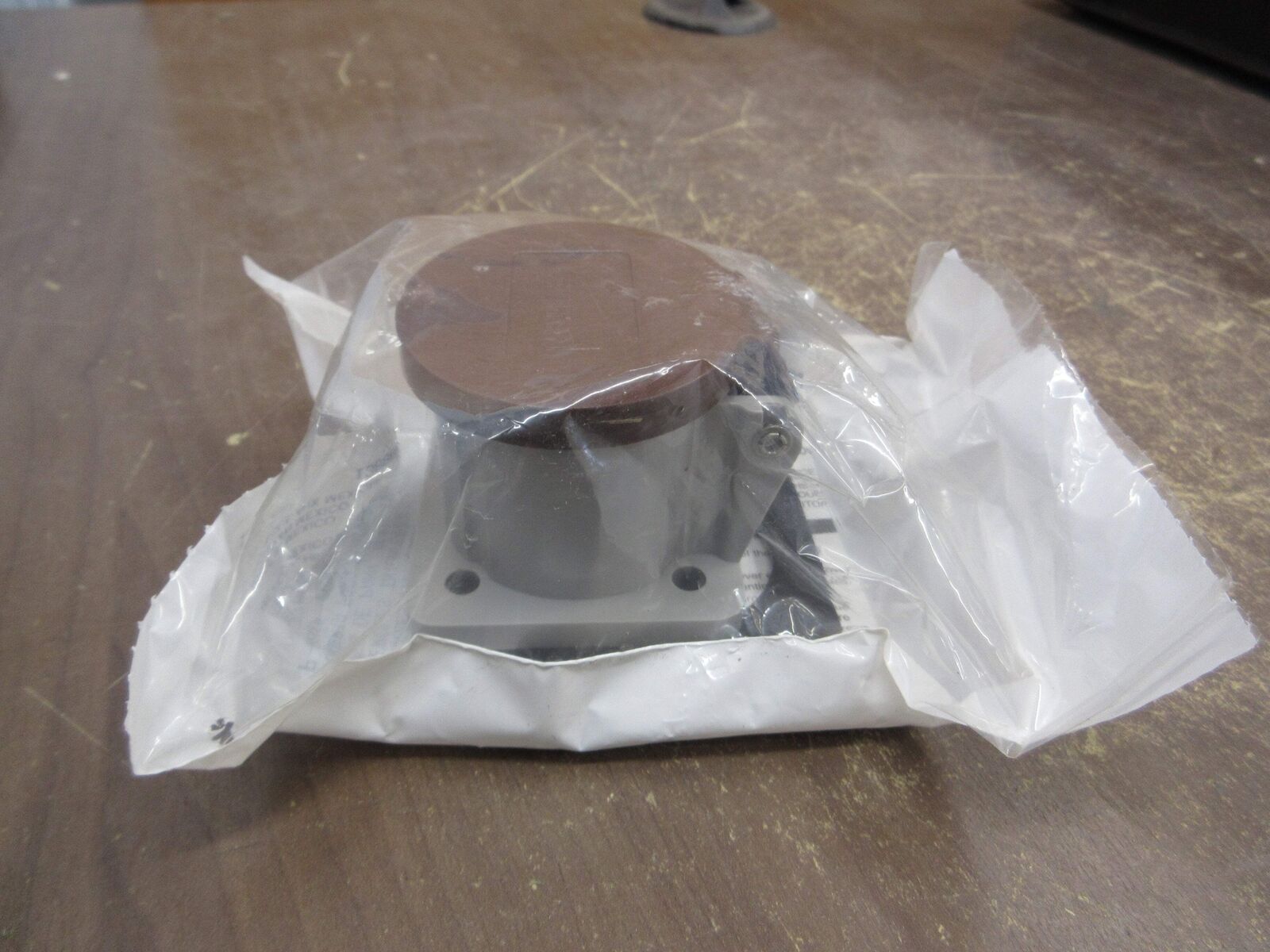 Leviton Nema 3R Receptacle Enclosure 108-16S31-H New Surplus