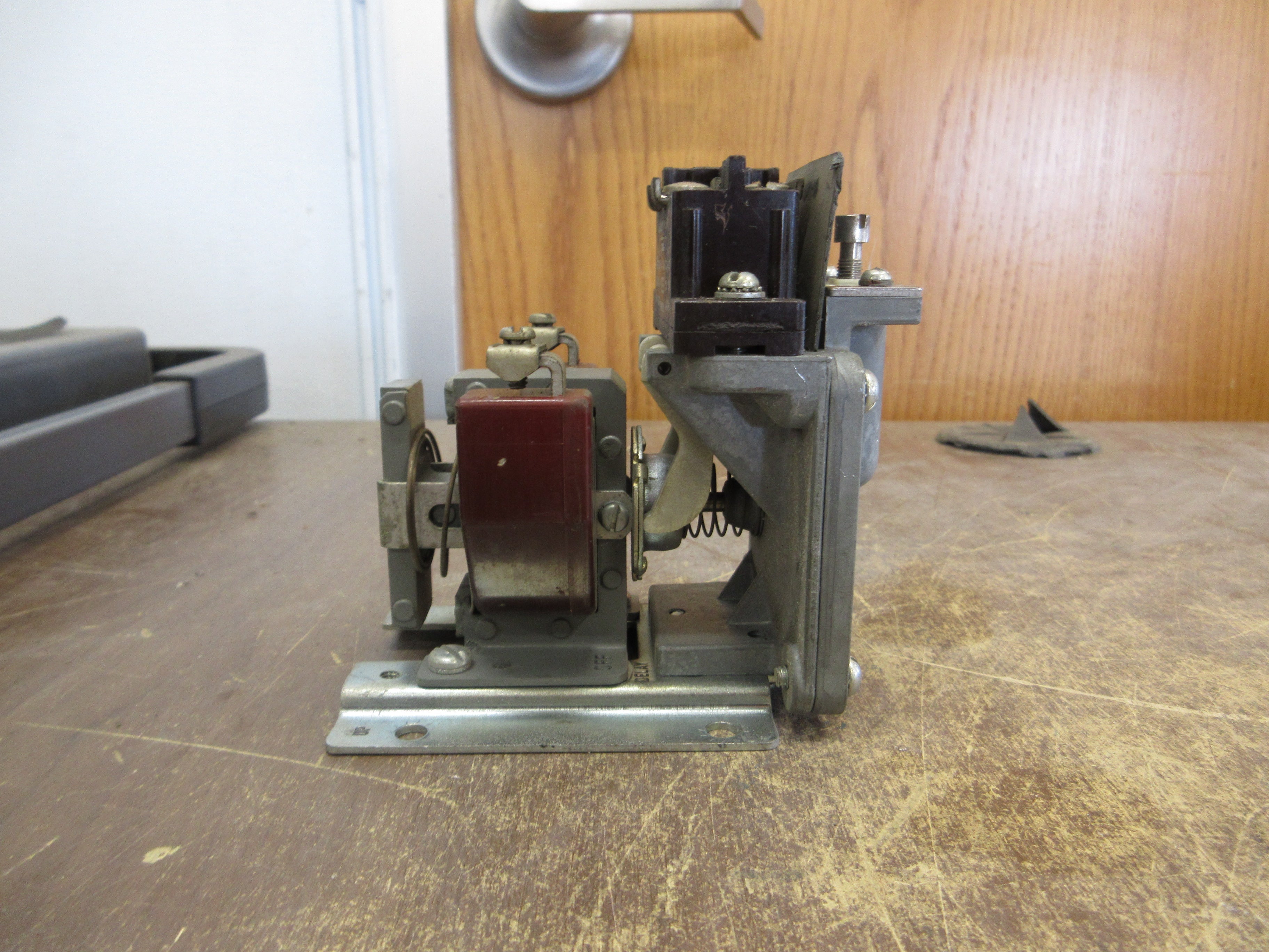 Cutler-Hammer Pneumatic Timer 10337H192B 120V Coil 600V Used