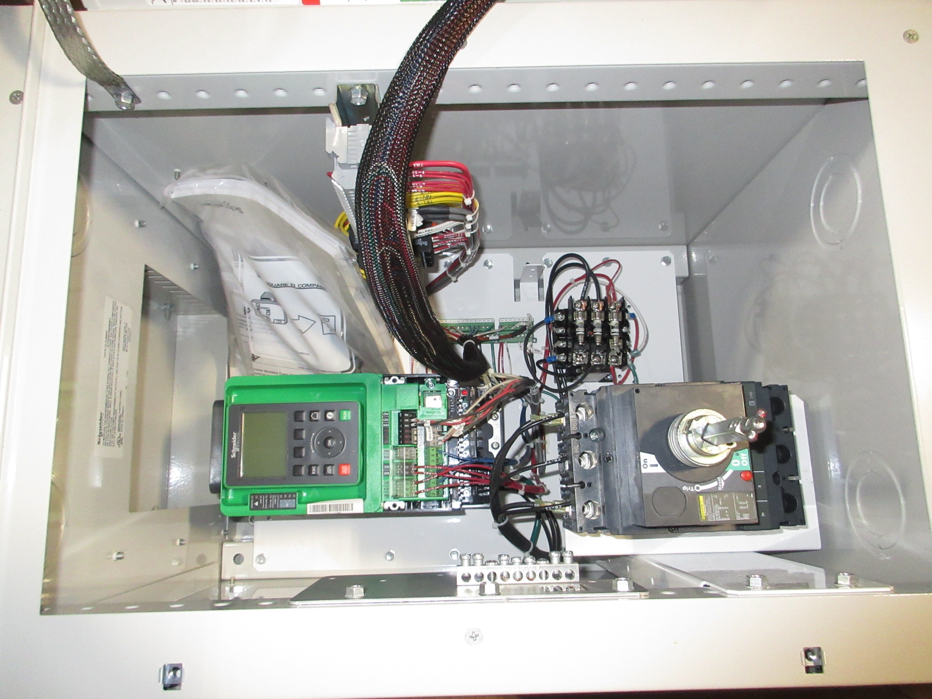 Schnieder Electric Altivar Process Type 12 AC Drive ATV660U15U3N2GNWABN 2HP 230V