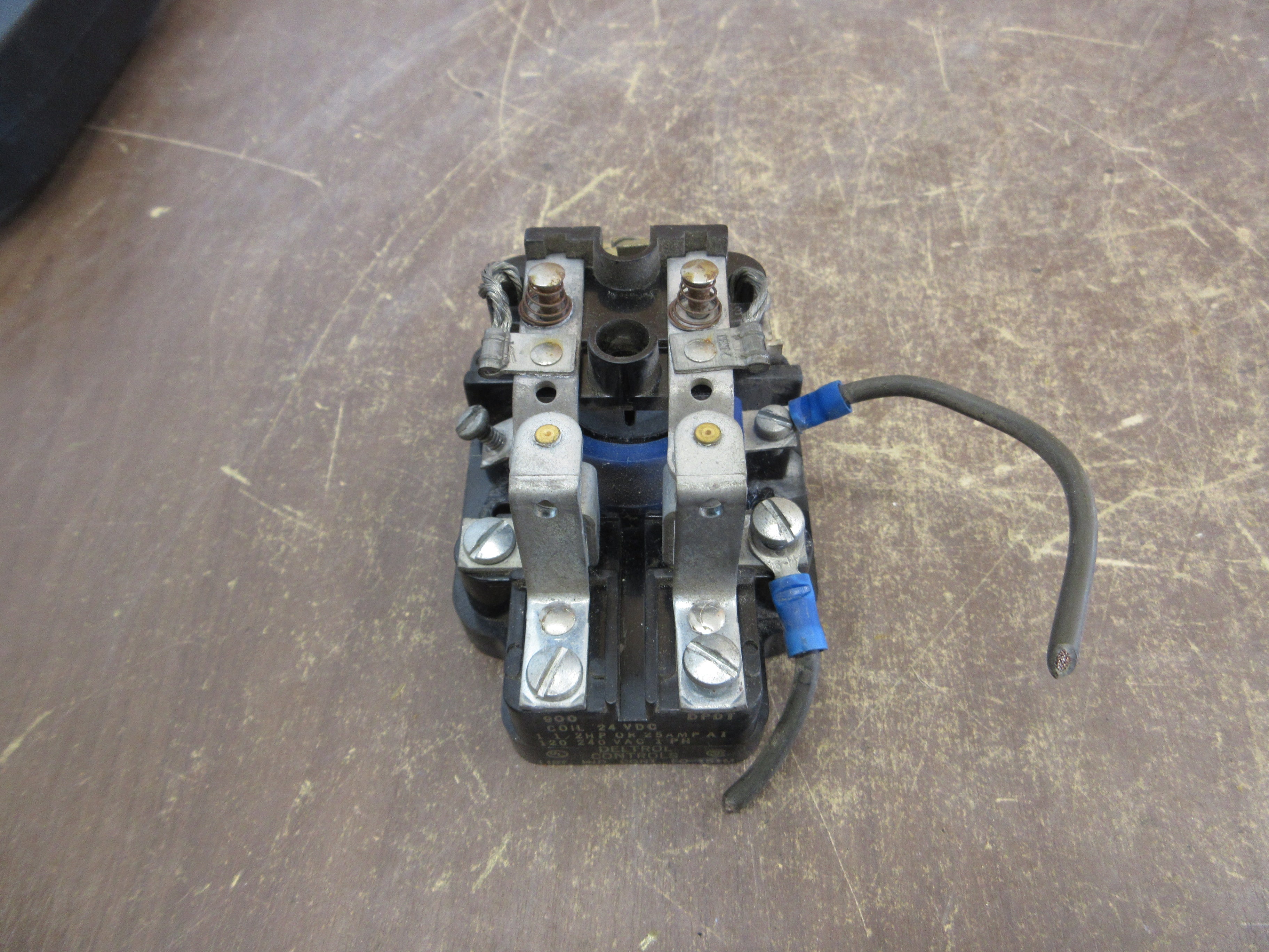 Deltrol Controls Relay 900DPDT 24VDC Coil 25A 120/240V 1Ph *Chipped* Used
