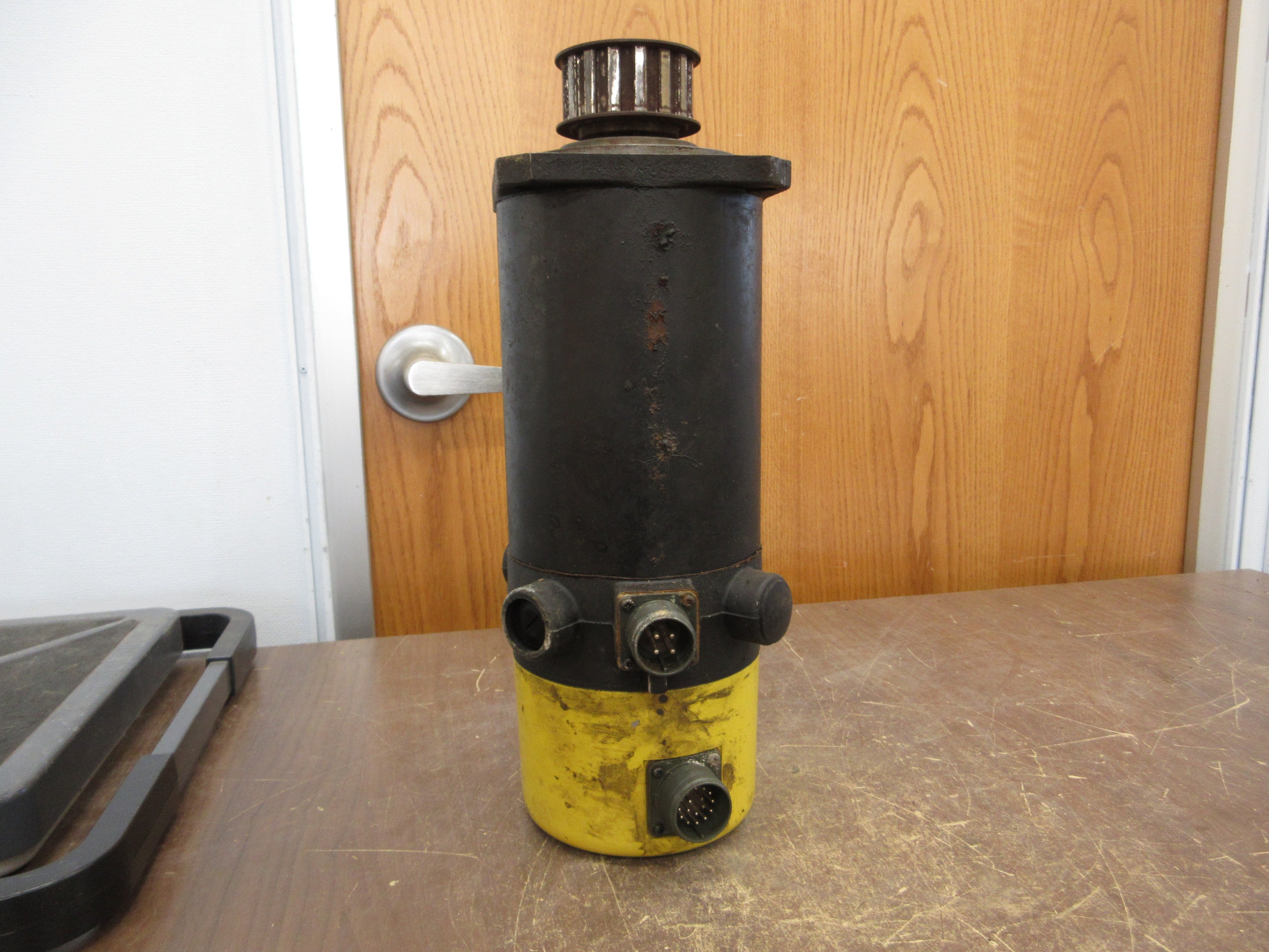 Fanuc Model 5M DC Servo Motor A06B-0642-B012 2500M 5.9Nm 2000RPM 151VDC 9A Used