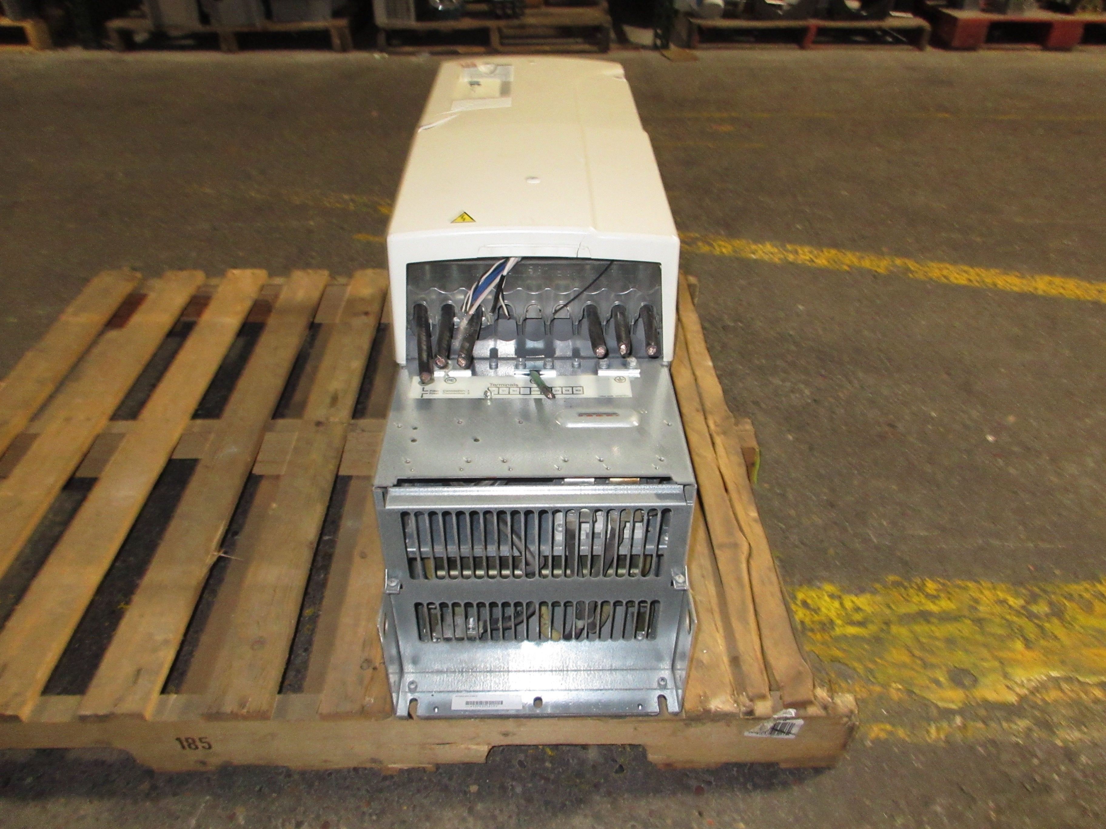 ABB ACS800 AC Drive ACS800-U31-0100-5 100HP 3Ph *No Keypad* *Broken Cover* Used