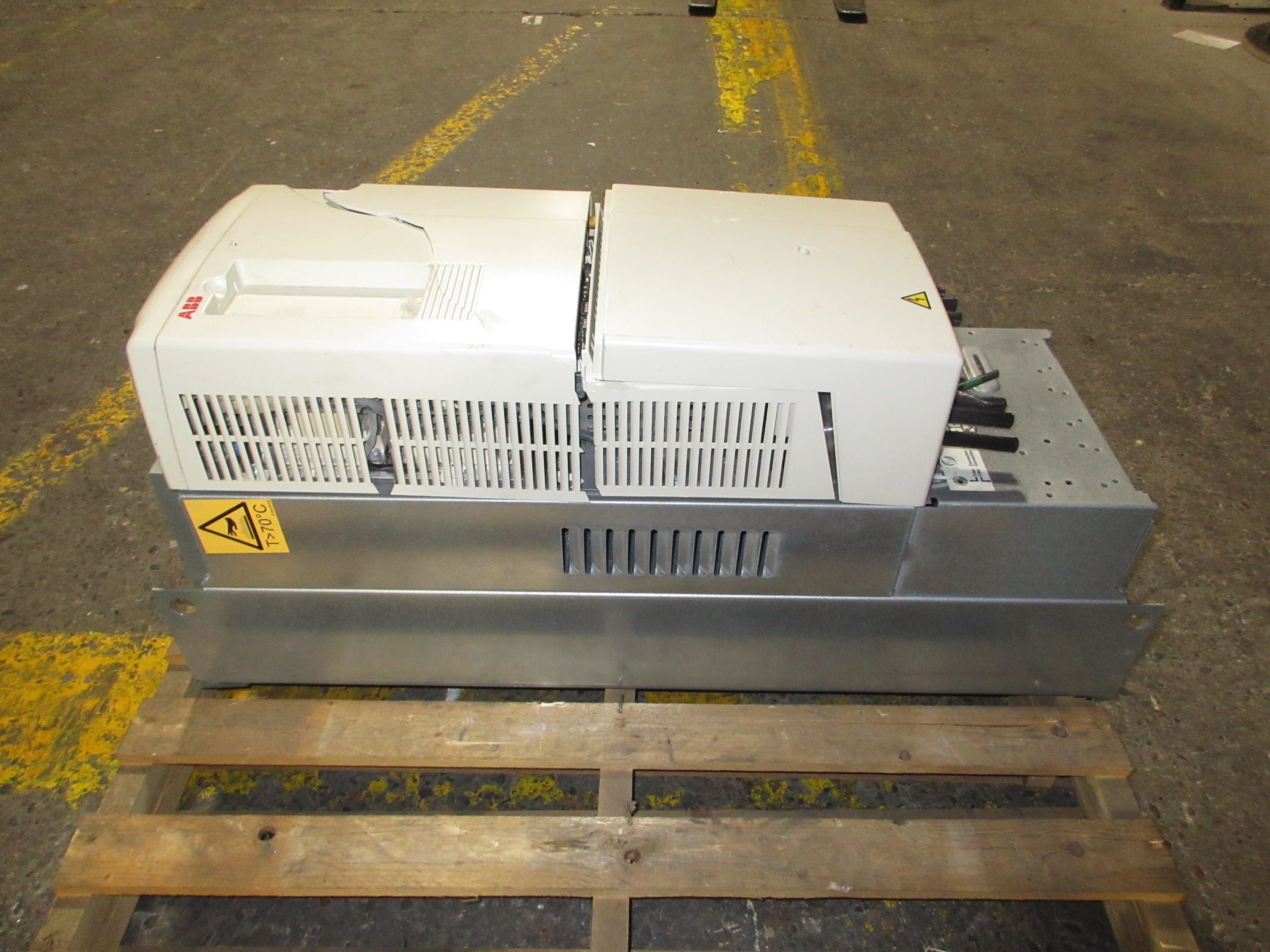 ABB ACS800 AC Drive ACS800-U31-0100-5 100HP 3Ph *No Keypad* *Broken Cover* Used