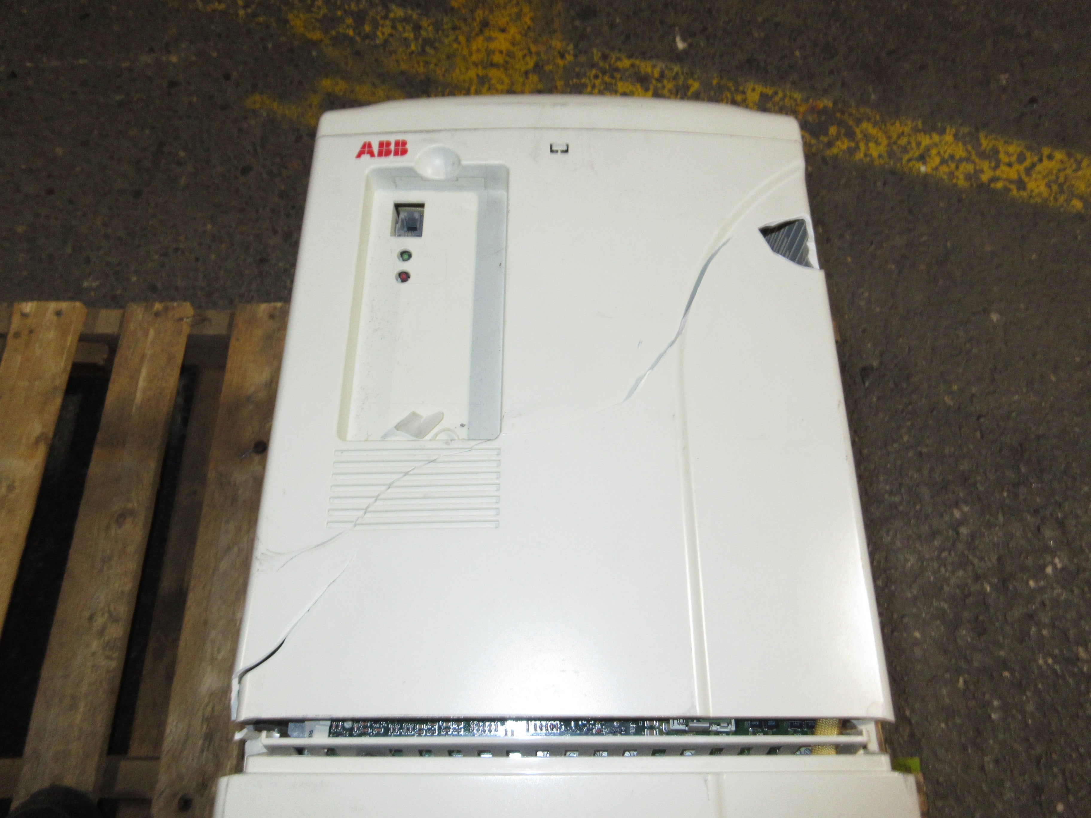 ABB ACS800 AC Drive ACS800-U31-0100-5 100HP 3Ph *No Keypad* *Broken Cover* Used