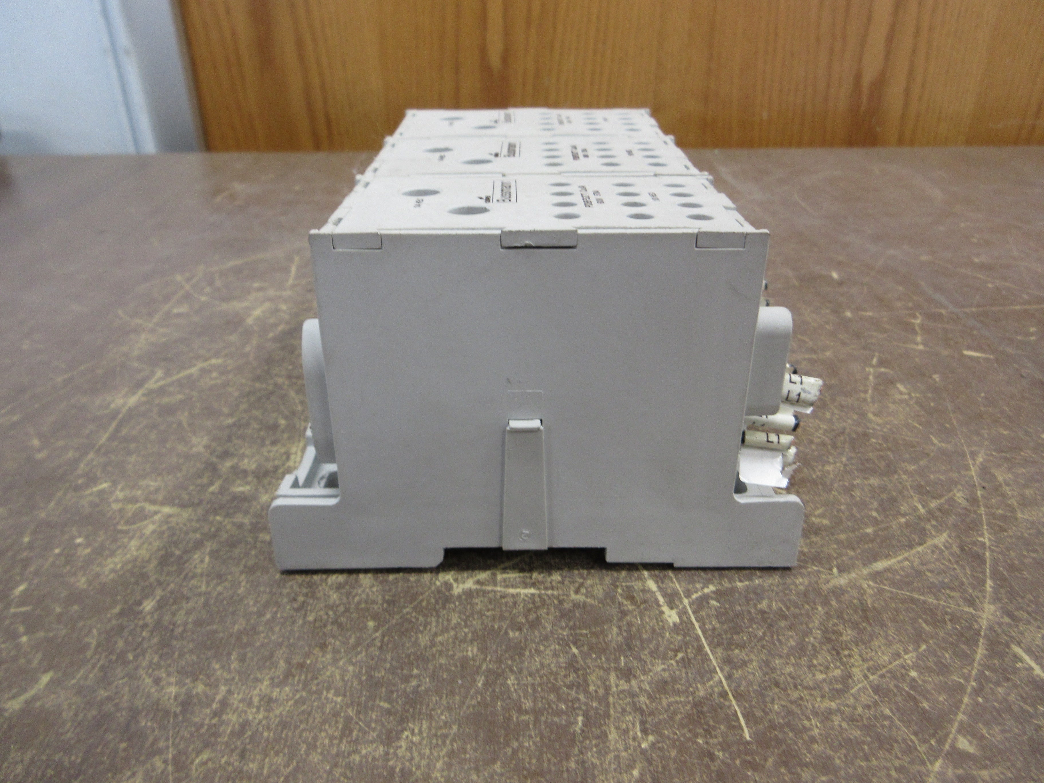 Cooper Bussmann Power Distribution Block PDBFS377 570A 600V 3P Used