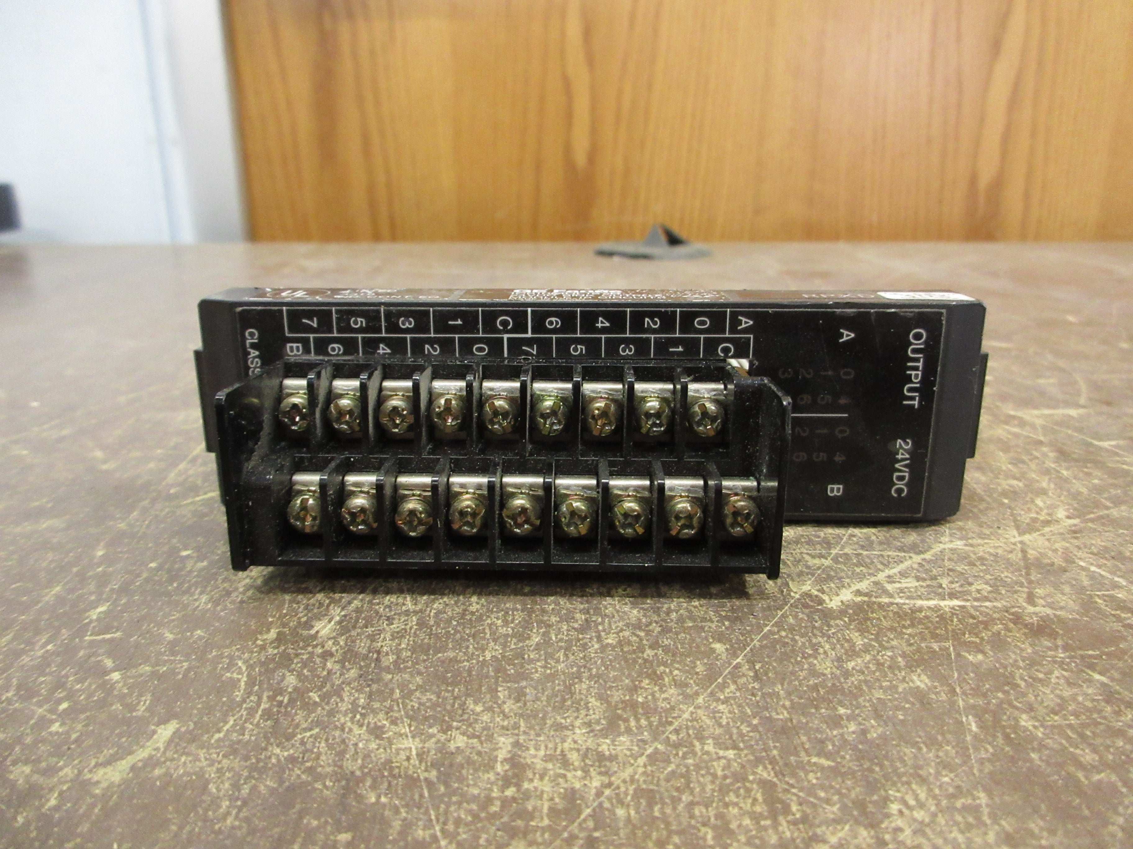 GE Fanuc Sink Output Module IC610MDL157B 24VDC 16-Circuits *No Terminal Cover*