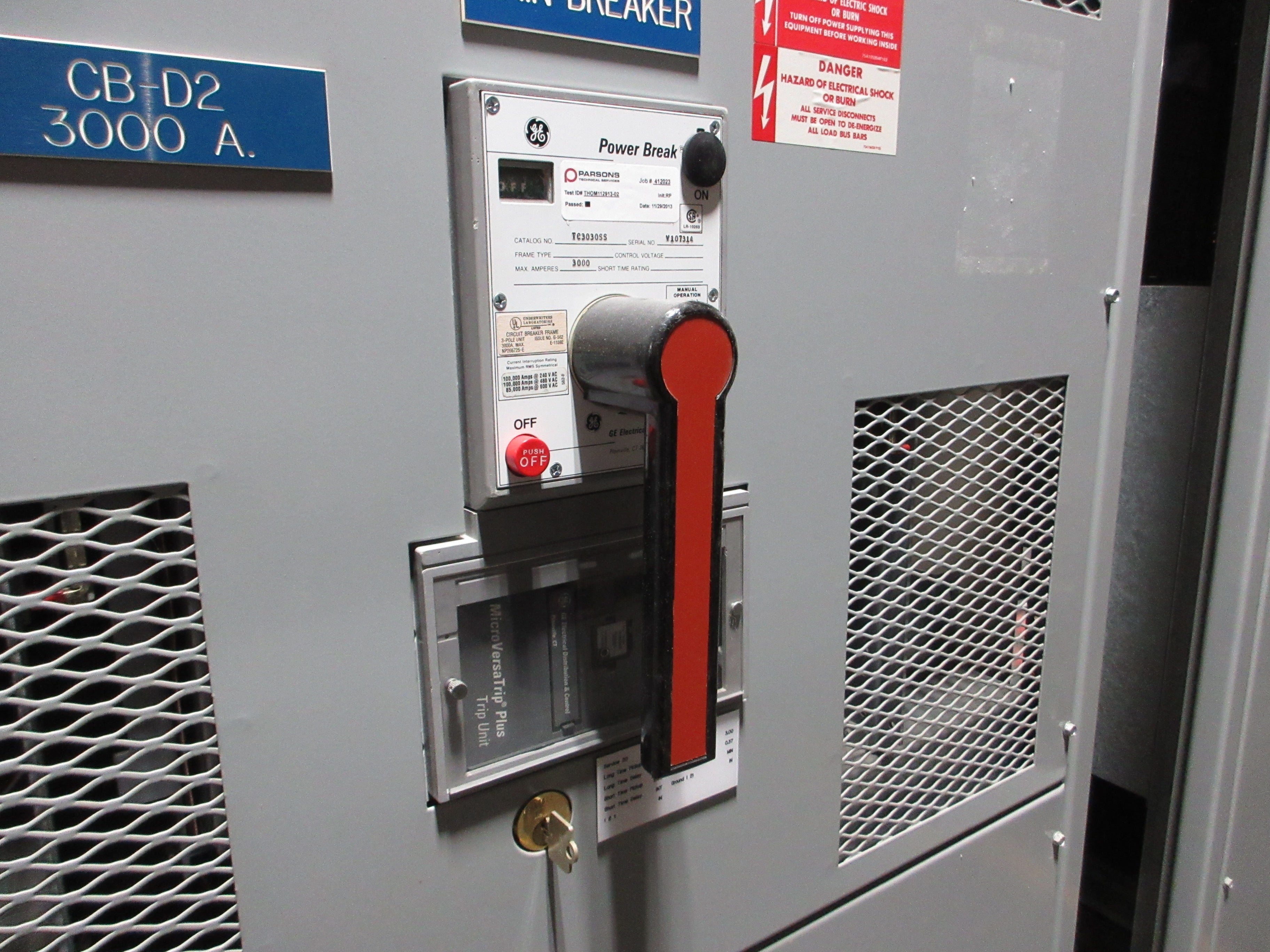 GE 3000A Main Switch Gear Line Up TC3030SS 3000A Main Breaker Used