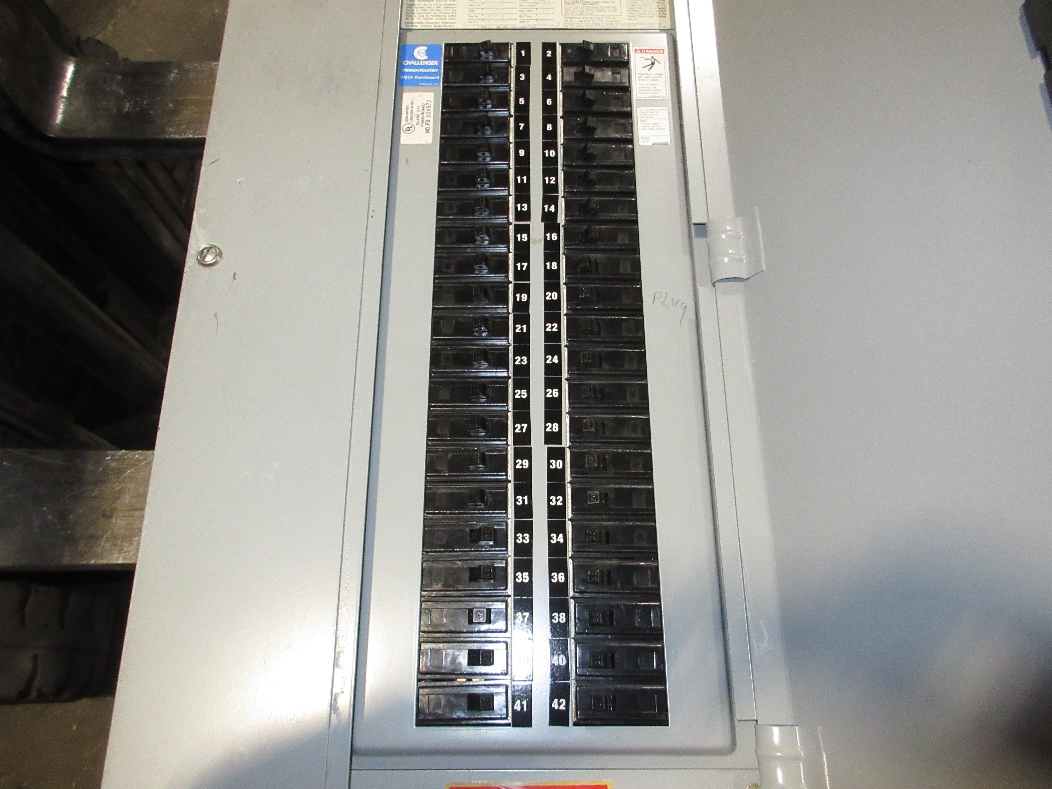 Eaton Main Breaker Circuit Breaker Panel IC96646 100A Max 208Y/120 100A Main 3Ph