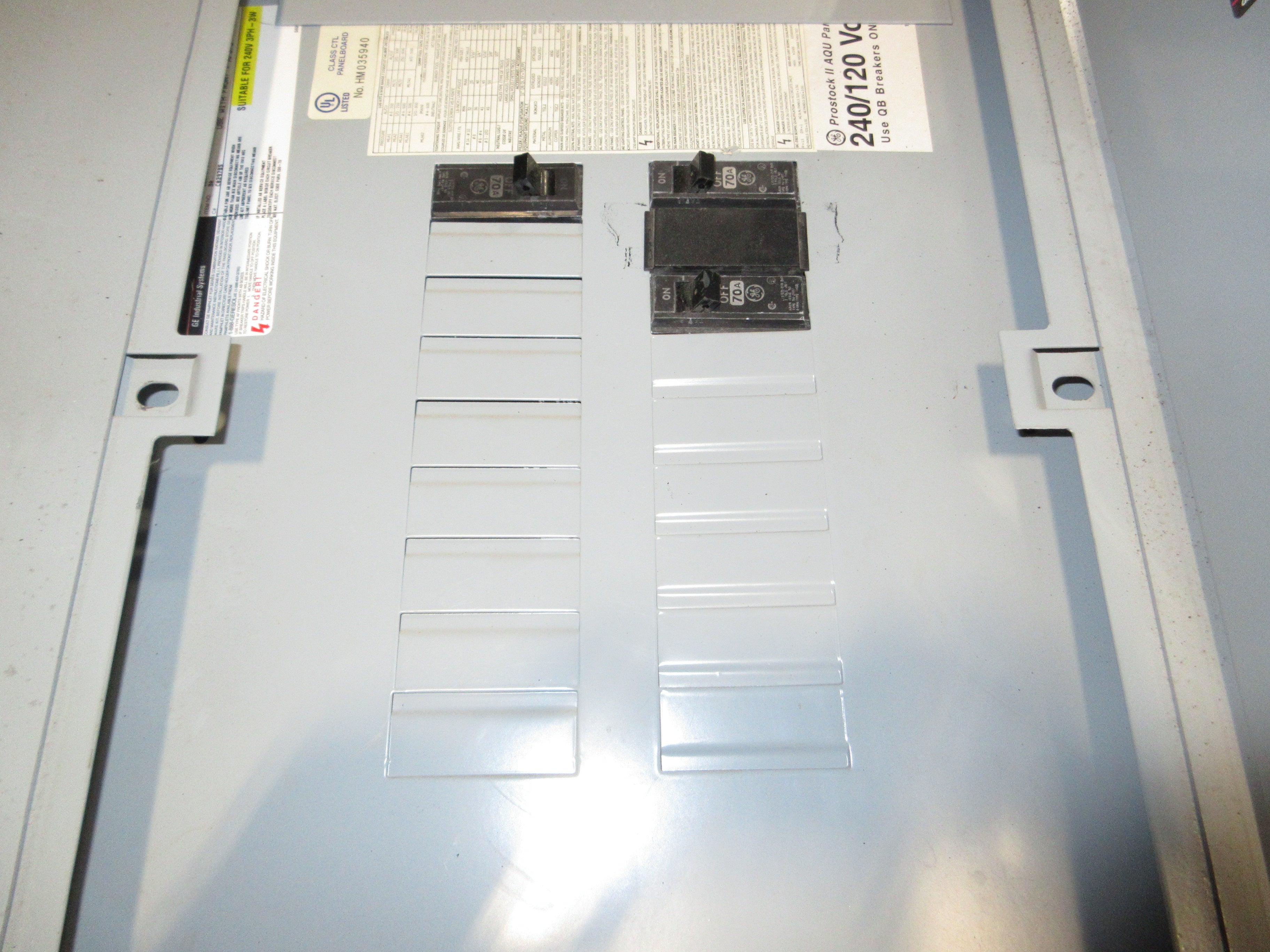 GE Main Lug Breaker Panel AQU1182RCX AXT1 225A Max 120/240V 1Ph 3W 18-Slot Used