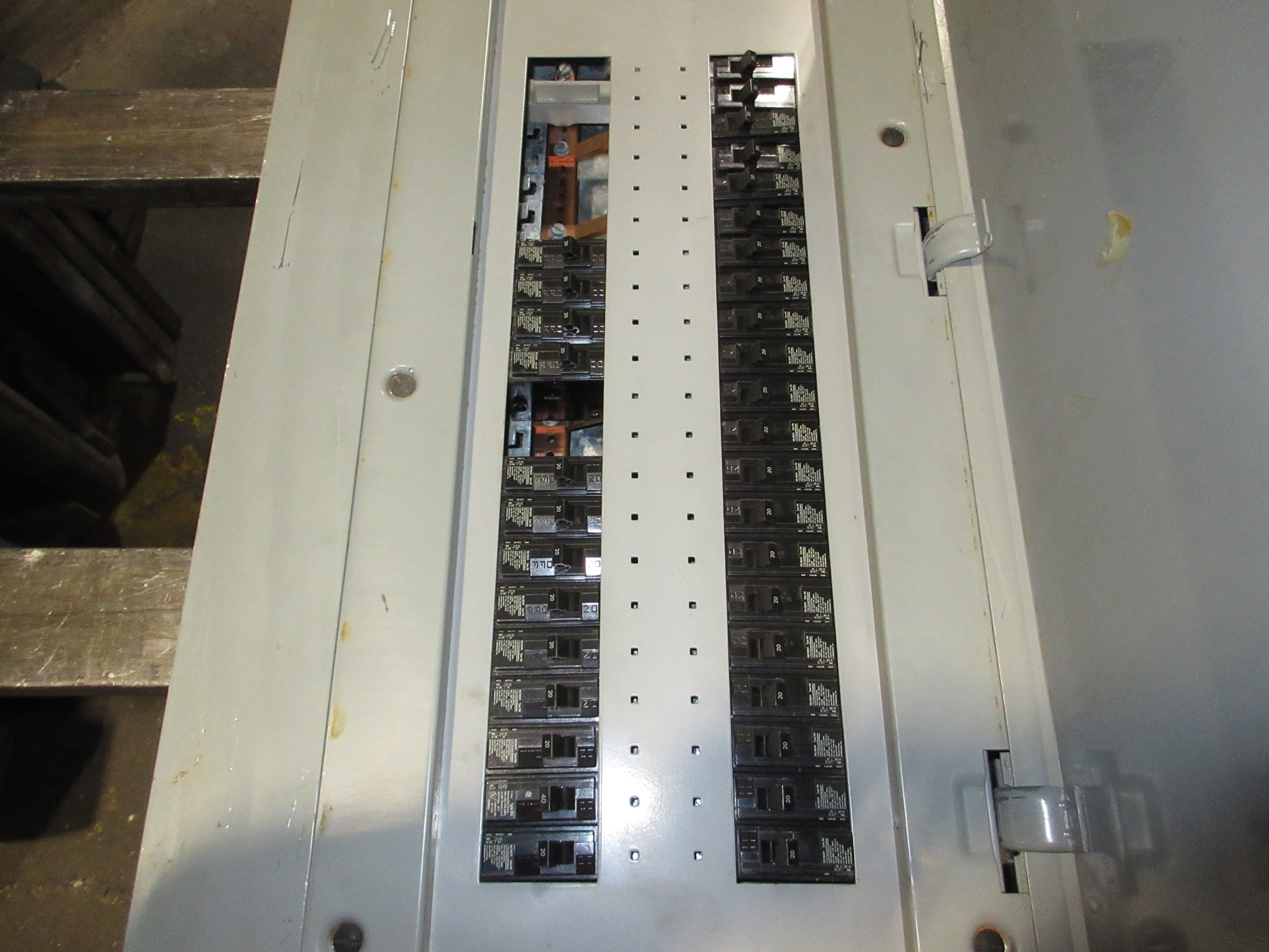Siemens Main Lug Breaker Panel BG42MB4200STM 225A Max 208Y/120V 3Ph 4W 42-Slot