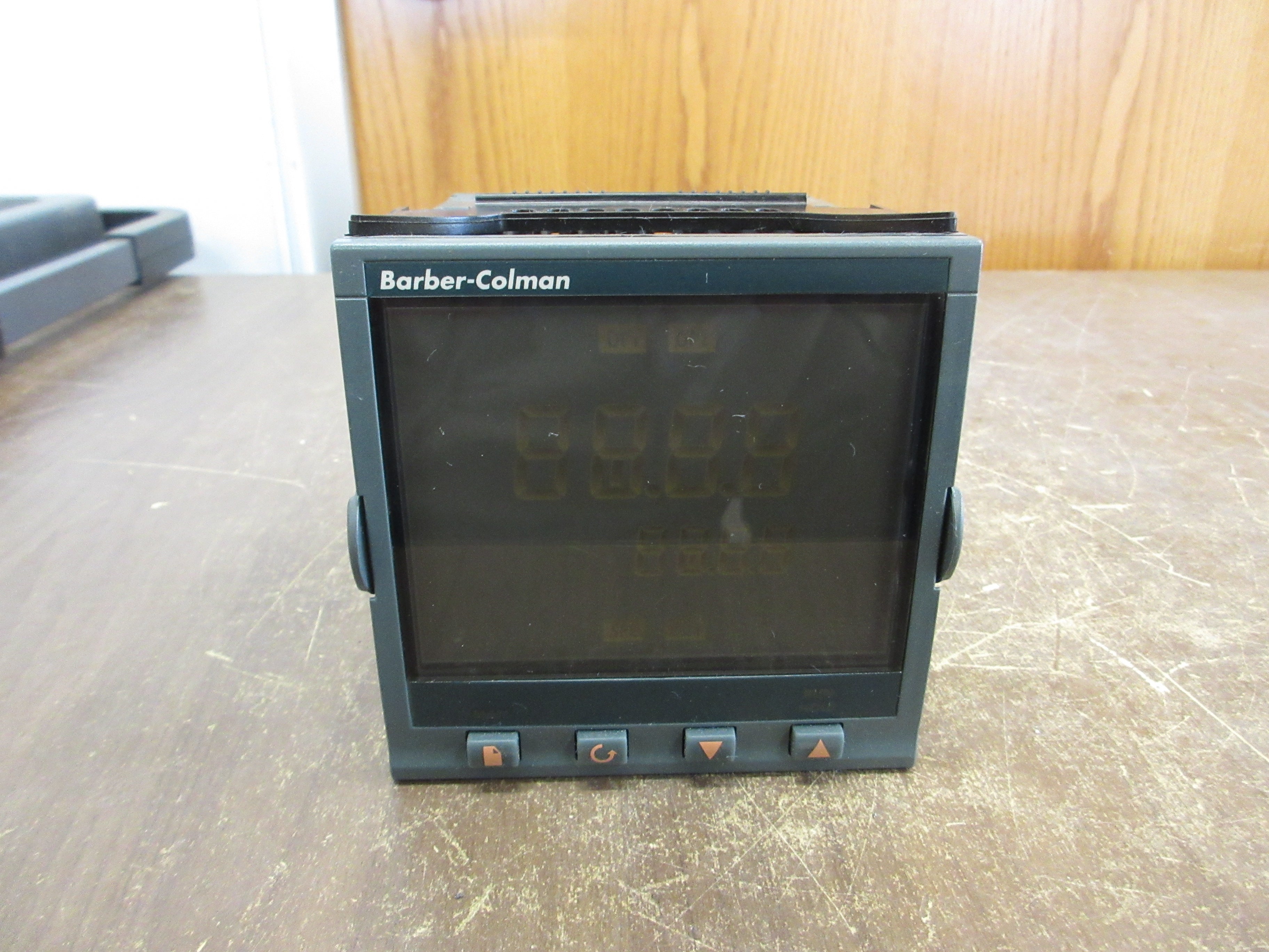 Barber-Colman Digital Temperature Controller 224C017.RHXXFHFL.X00 Used