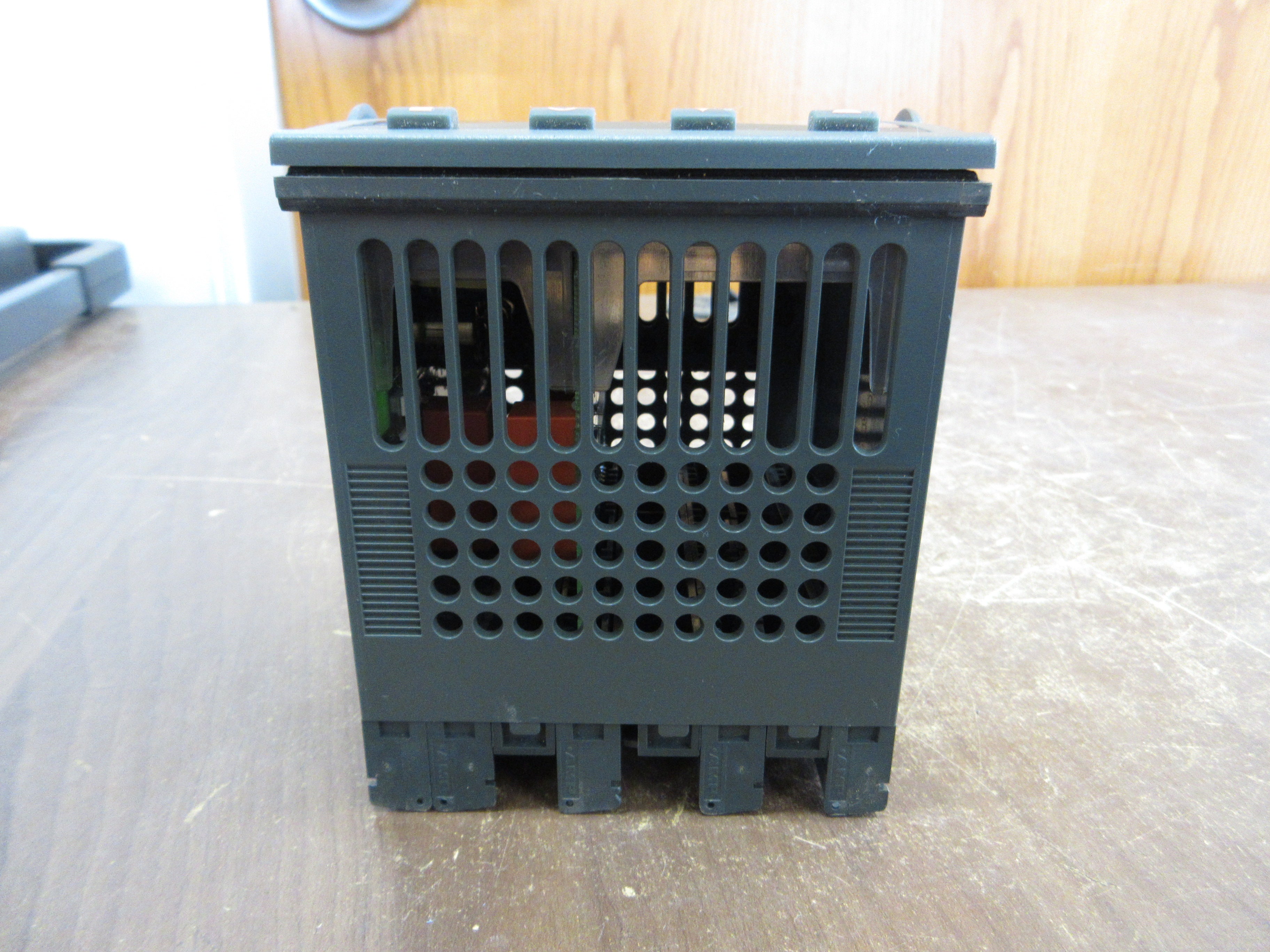 Barber-Colman Digital Temperature Controller 224C017.RHXXFHFL.X00 Used