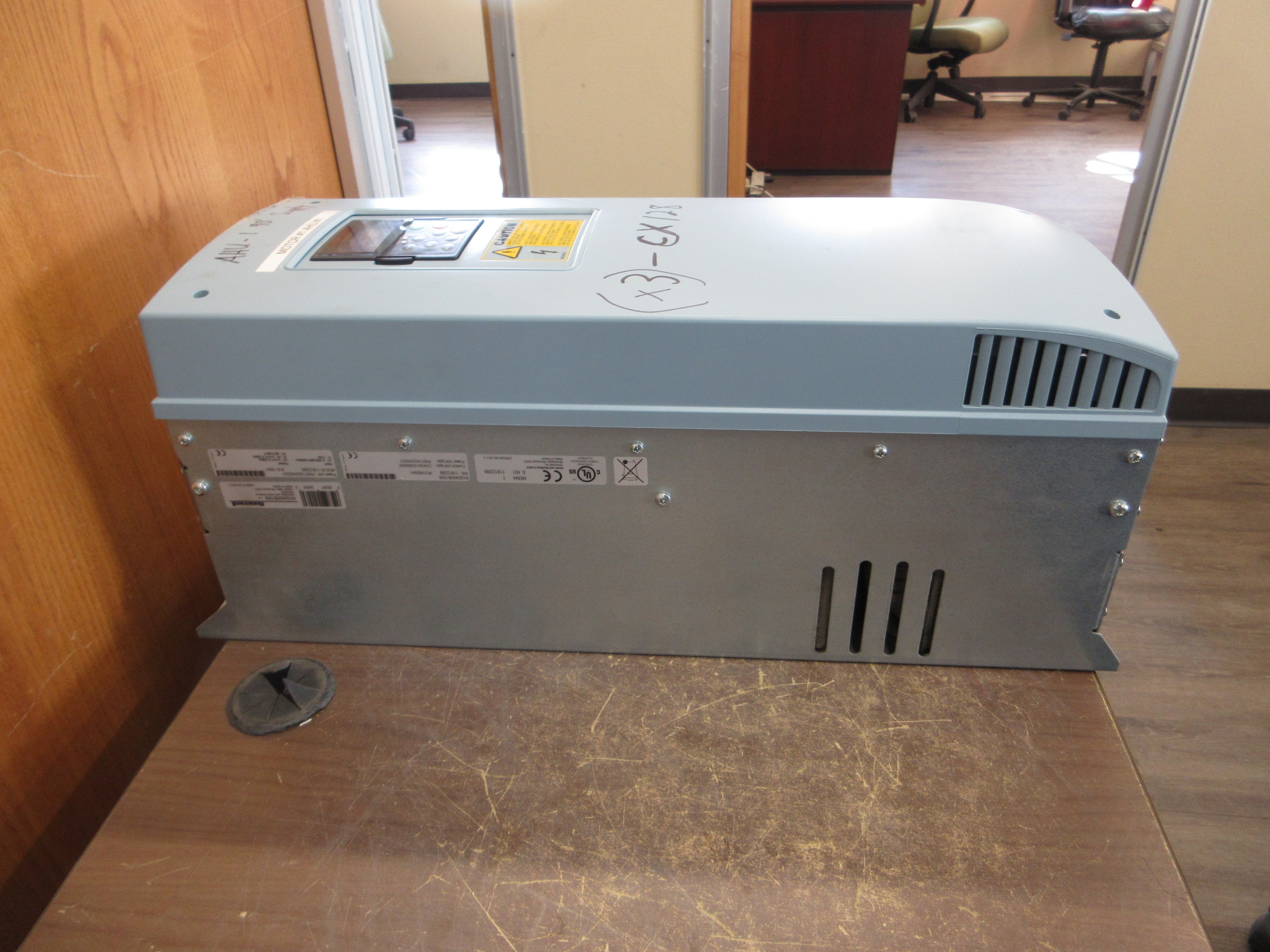 Honeywell AC Drive NXS0400B1008 40HP 3Ph w/ Keypad *No Cover Screws* Used