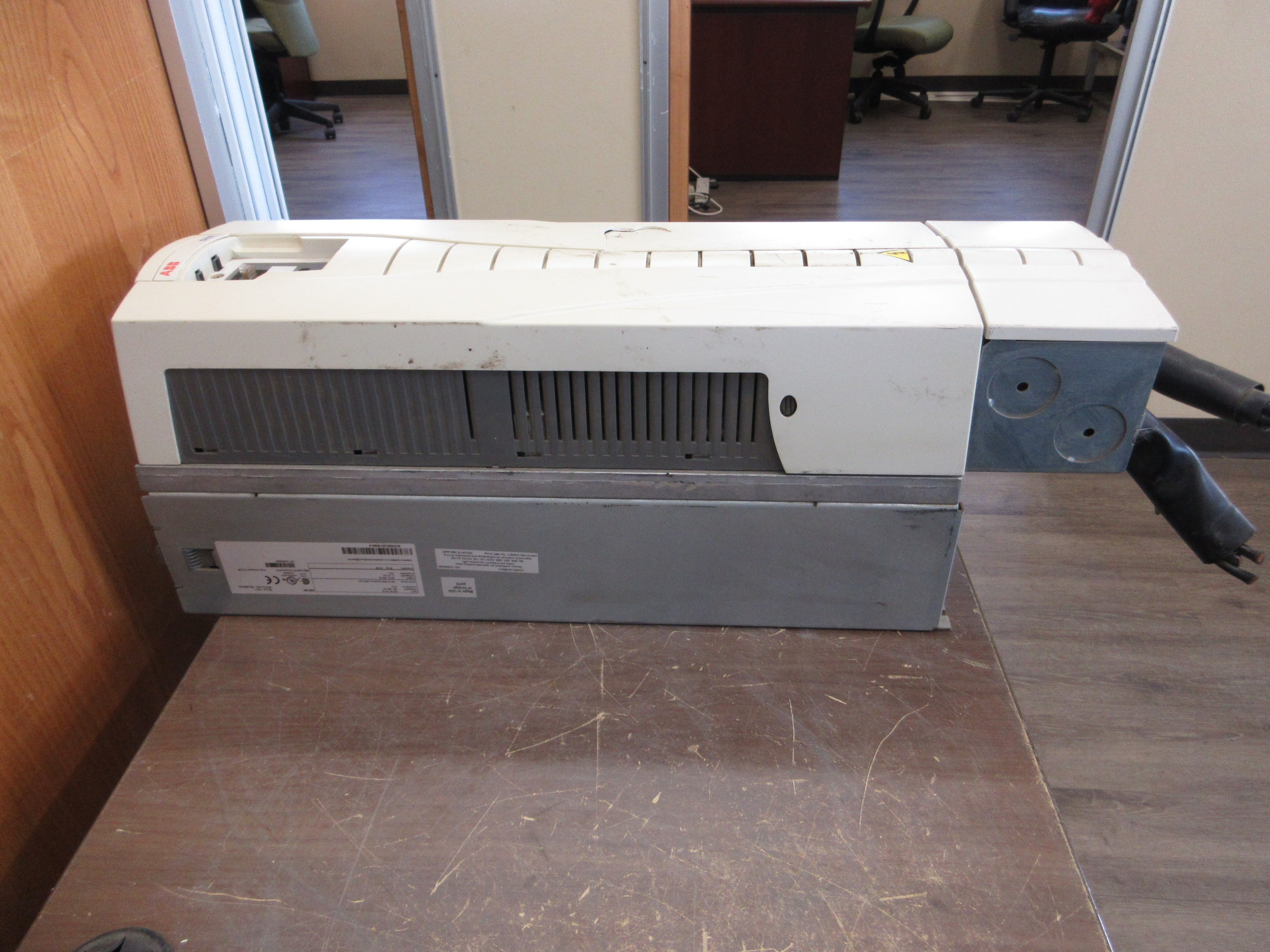 ABB ACH550 AC Drive ACH550-UH-059A-4 40HP 3Ph *Broken Cover* *No Keypad* Used