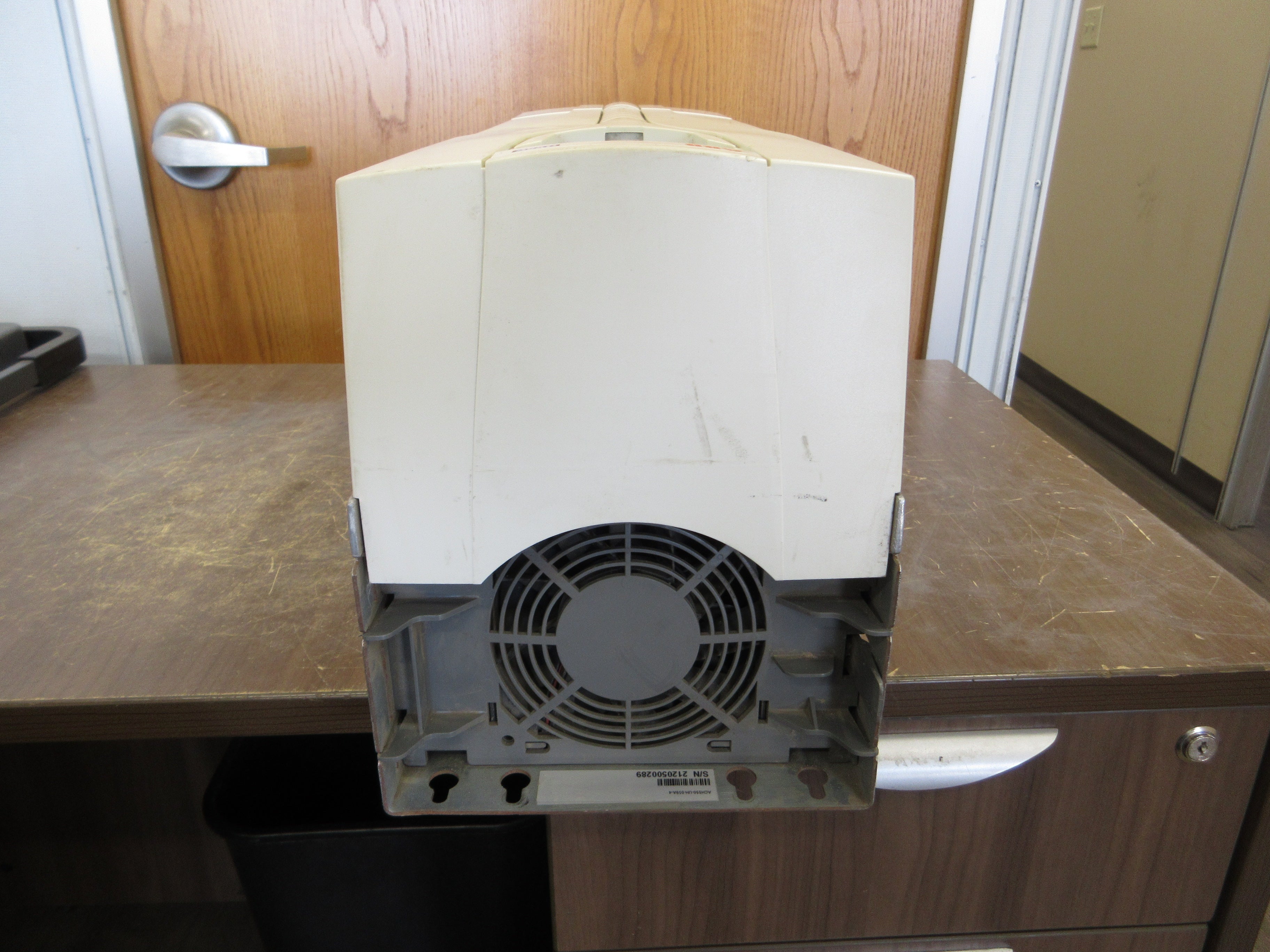 ABB ACH550 AC Drive ACH550-UH-059A-4 40HP 3Ph *Broken Cover* *No Keypad* Used