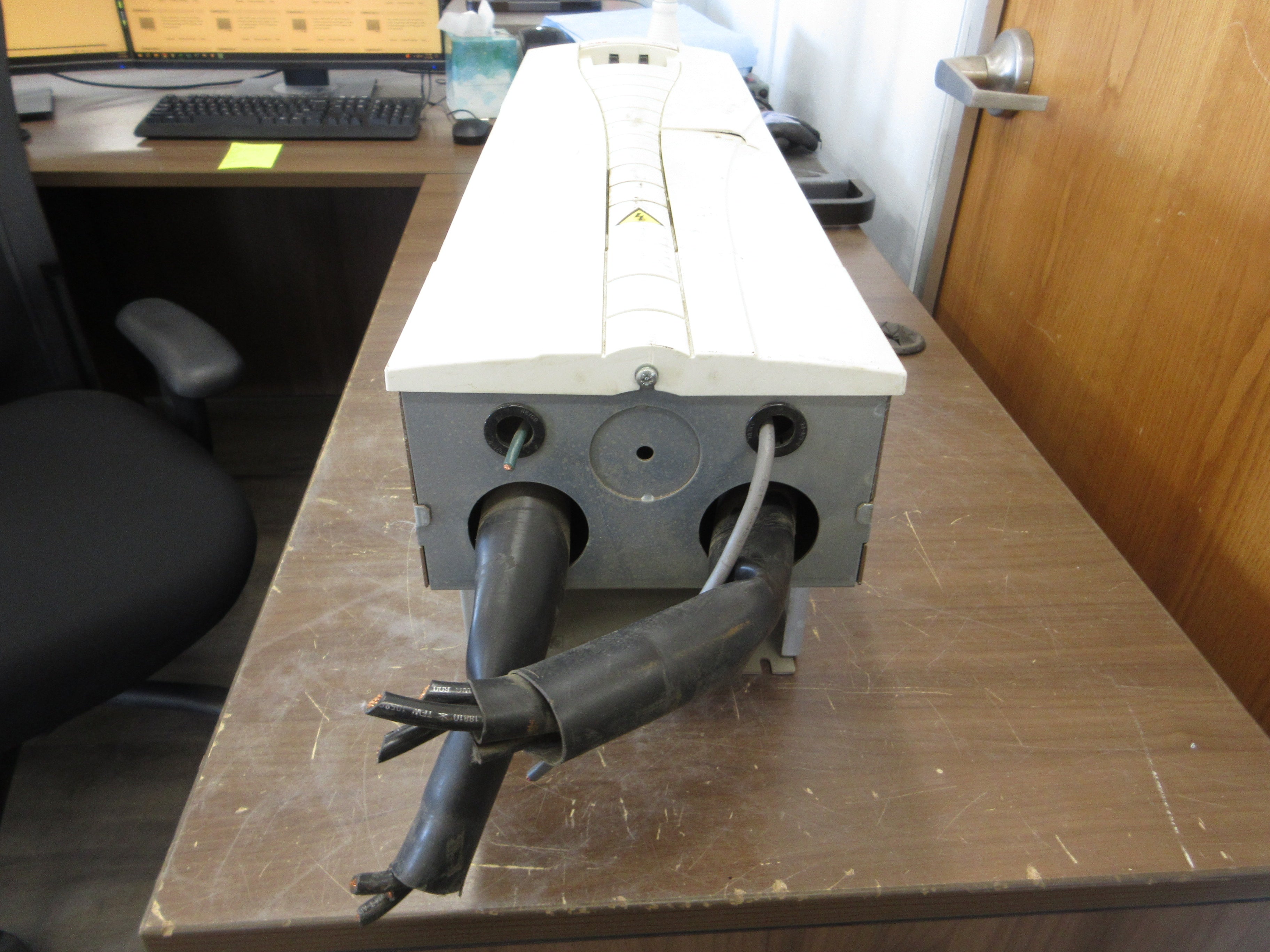 ABB ACH550 AC Drive ACH550-UH-059A-4 40HP 3Ph *Broken Cover* *No Keypad* Used