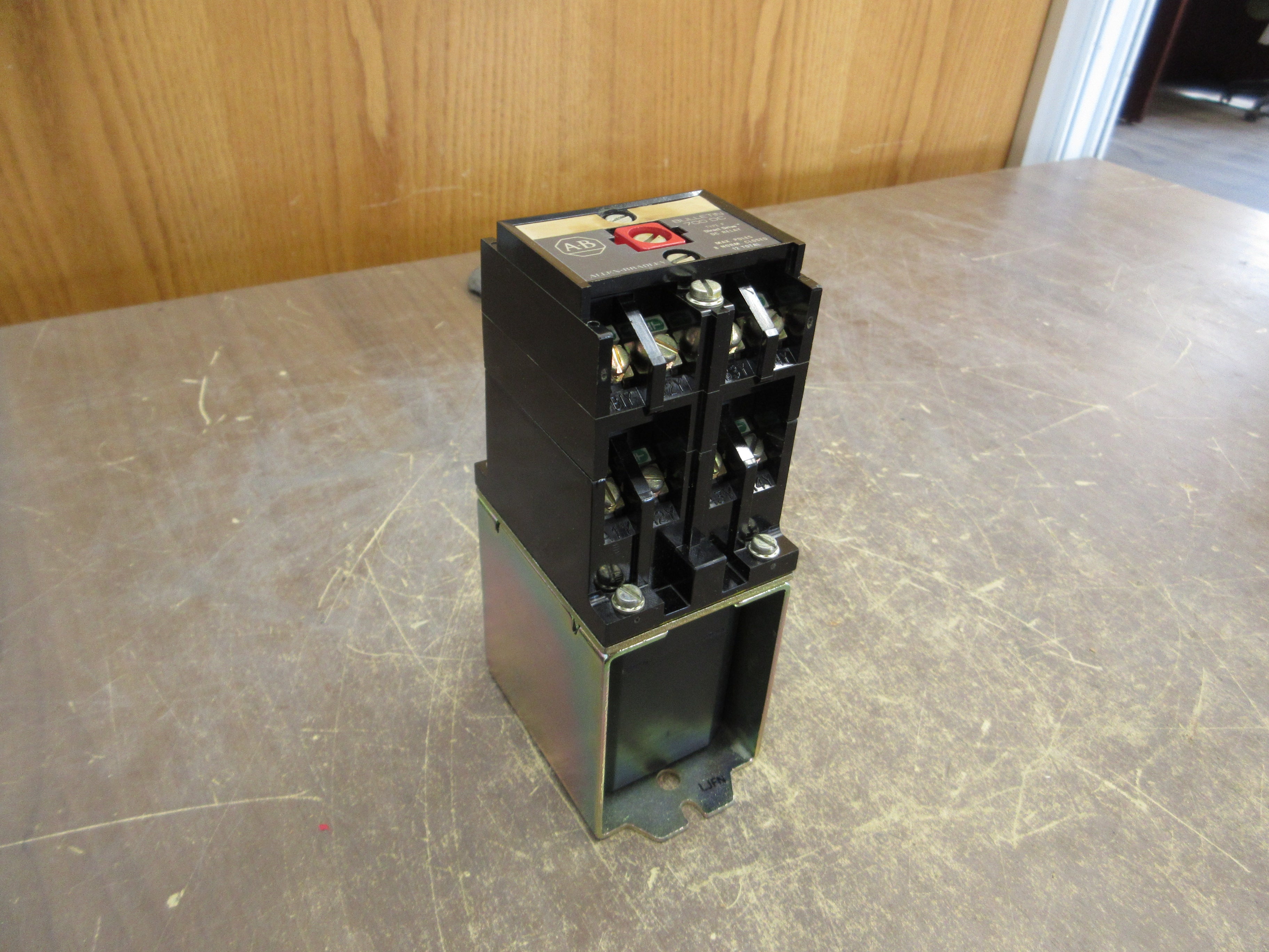 Allen-Bradley Type P Control Relay 700DC-P800Z1 Ser. A 115-125VDC Coil