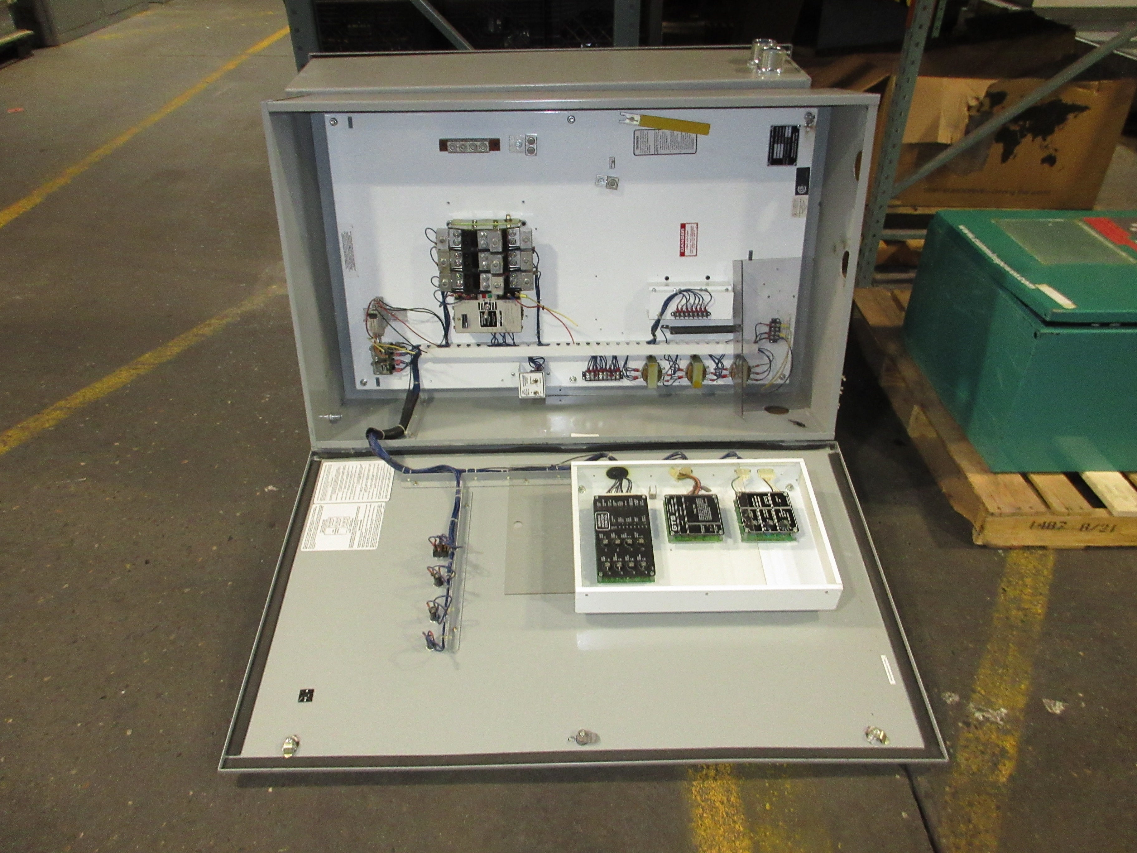 Generac Olympian CTS System Automatic Transfer Switch 00681-0 200A 120/208V *Bent Door* Used