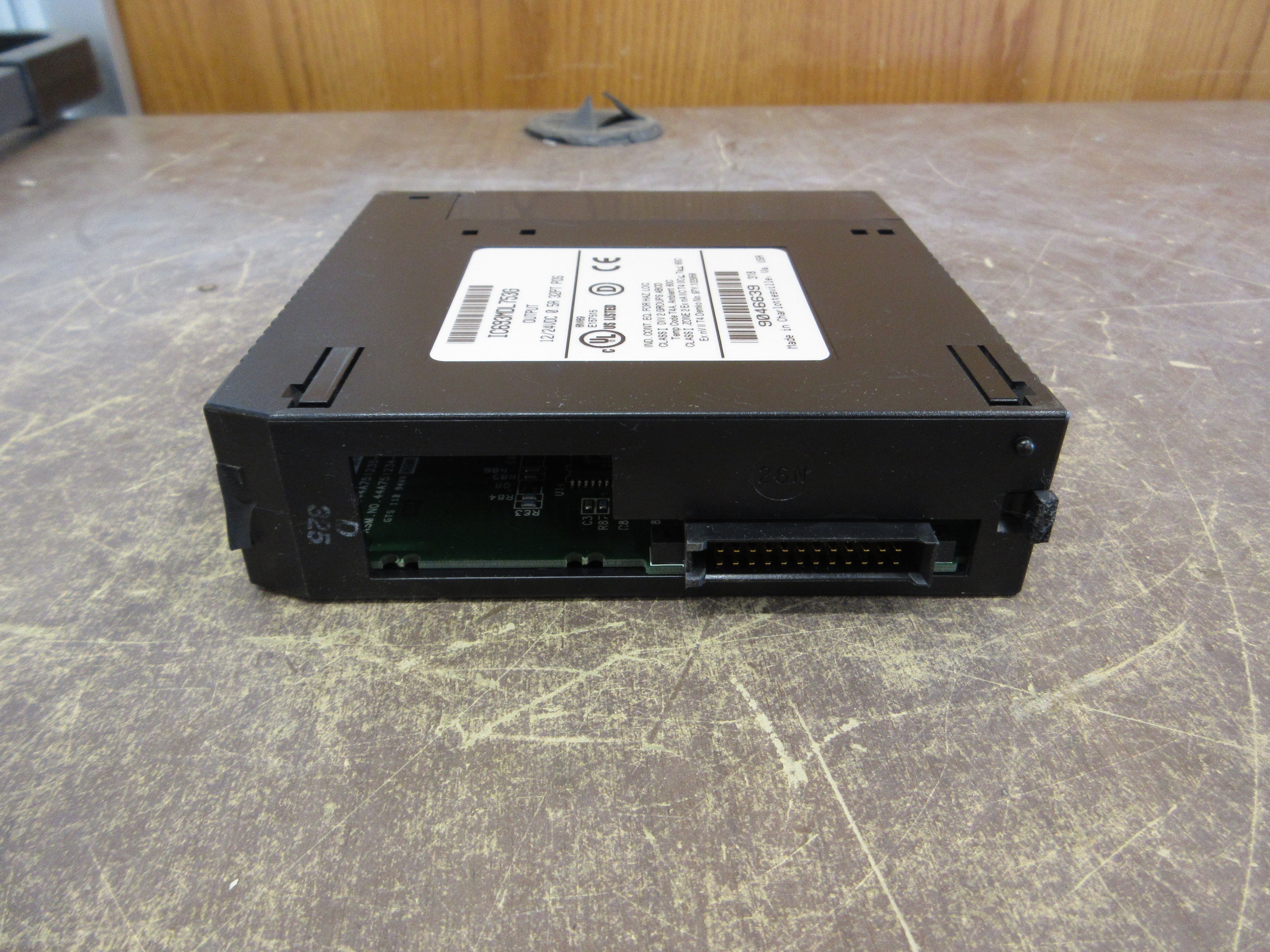 GE Fanuc Output Module IC693MDL753G 12/24VDC 0.5A 32PT *Broken Clip* Used