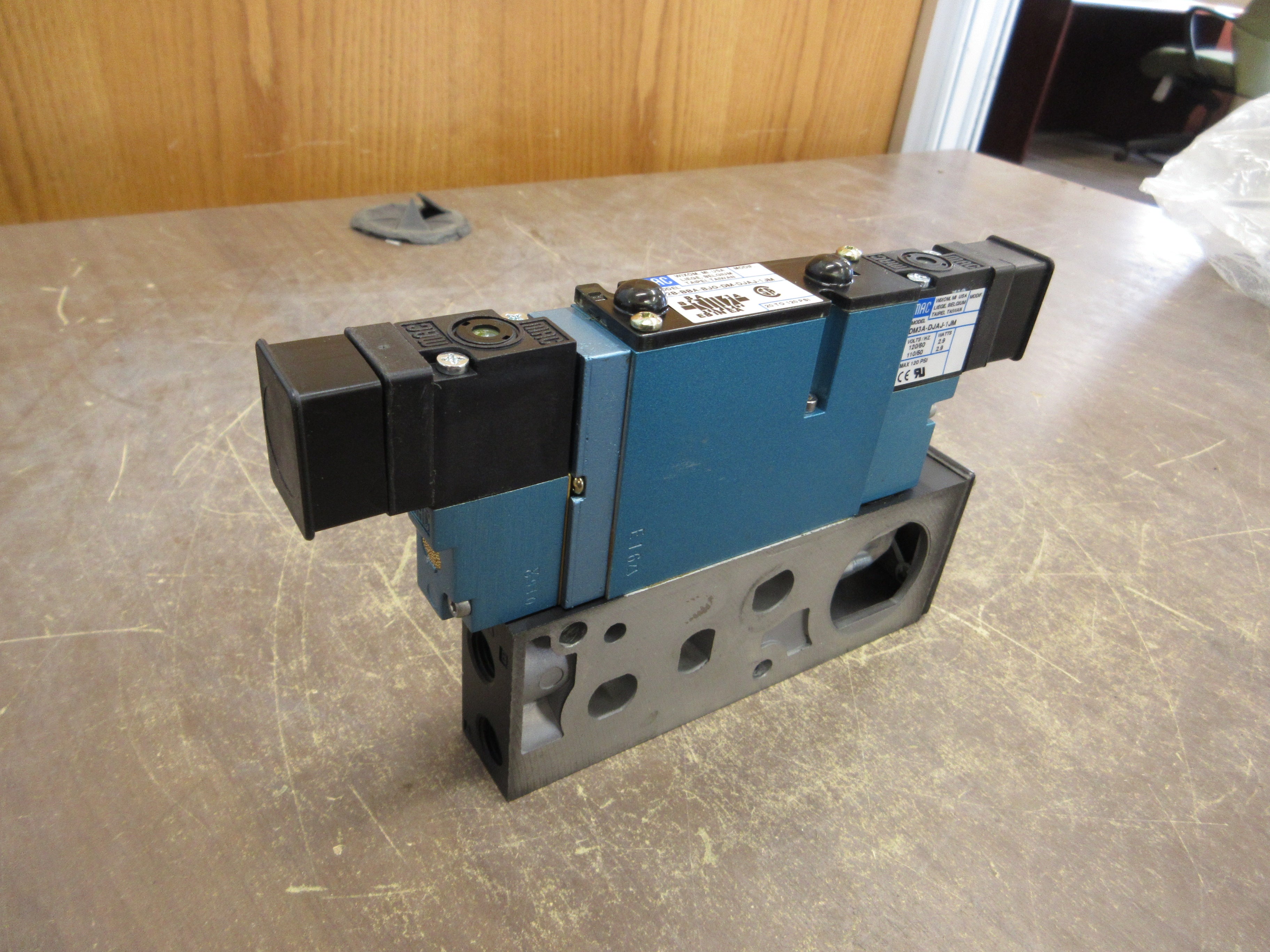 MAC Solenoid Valve 92B-BBA-BJG-DM-DJAJ-1JM New Surplus