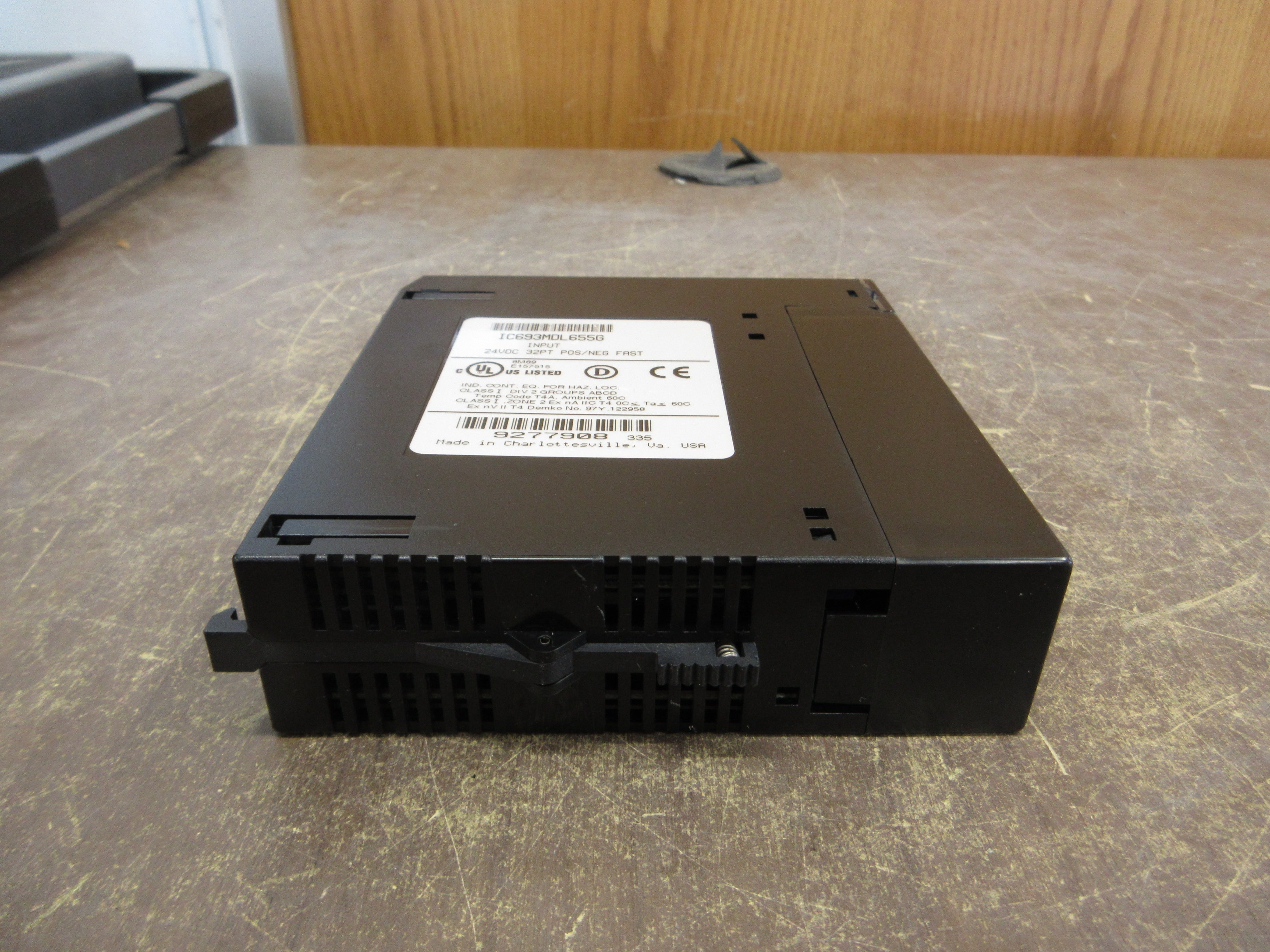 GE Fanuc Input Module IC693MDL655G 24VDC 32PT *Chipped Case* Used