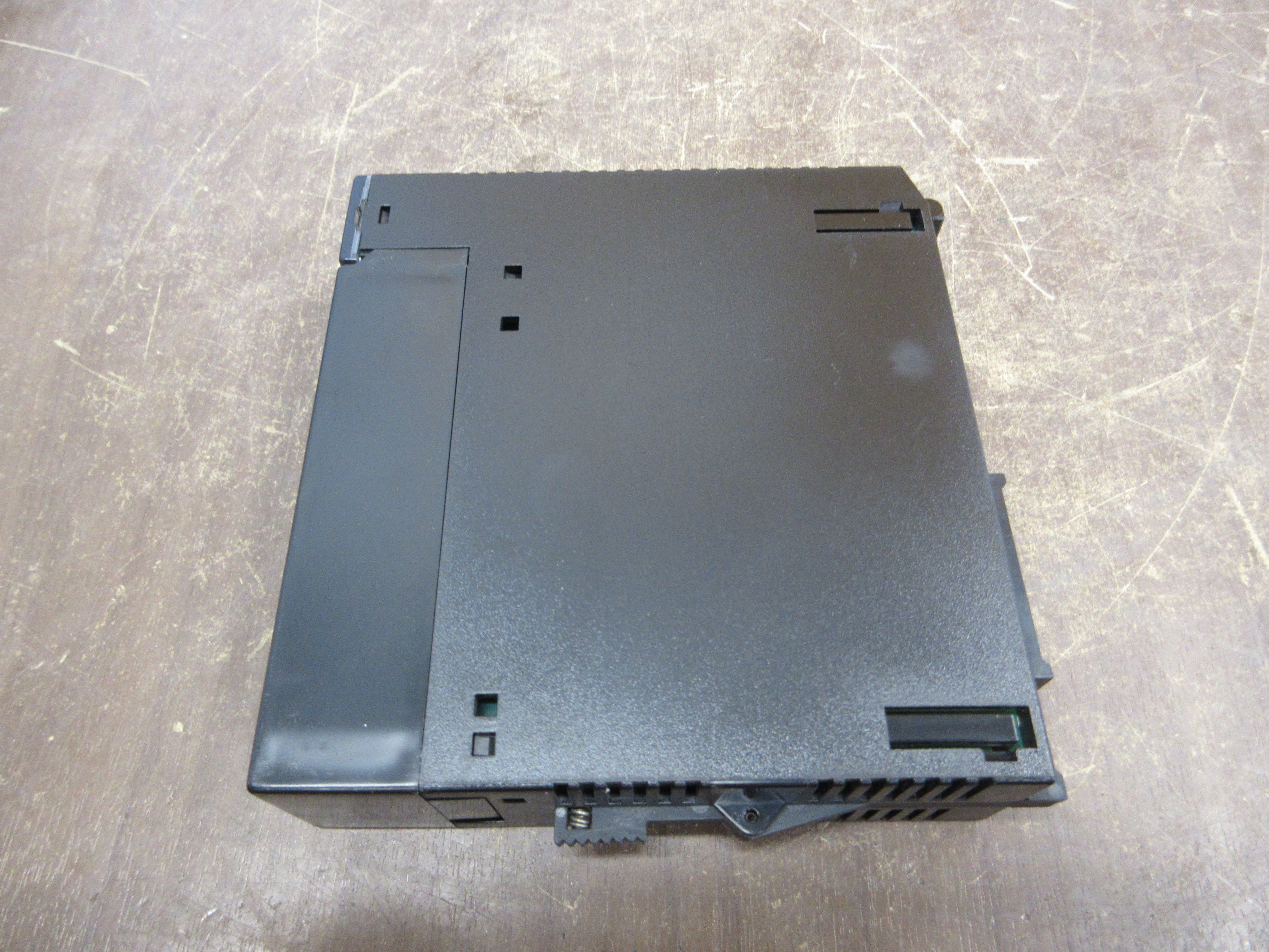 GE Fanuc Input Module IC693MDL655G 24VDC 32PT *Chipped Case* Used