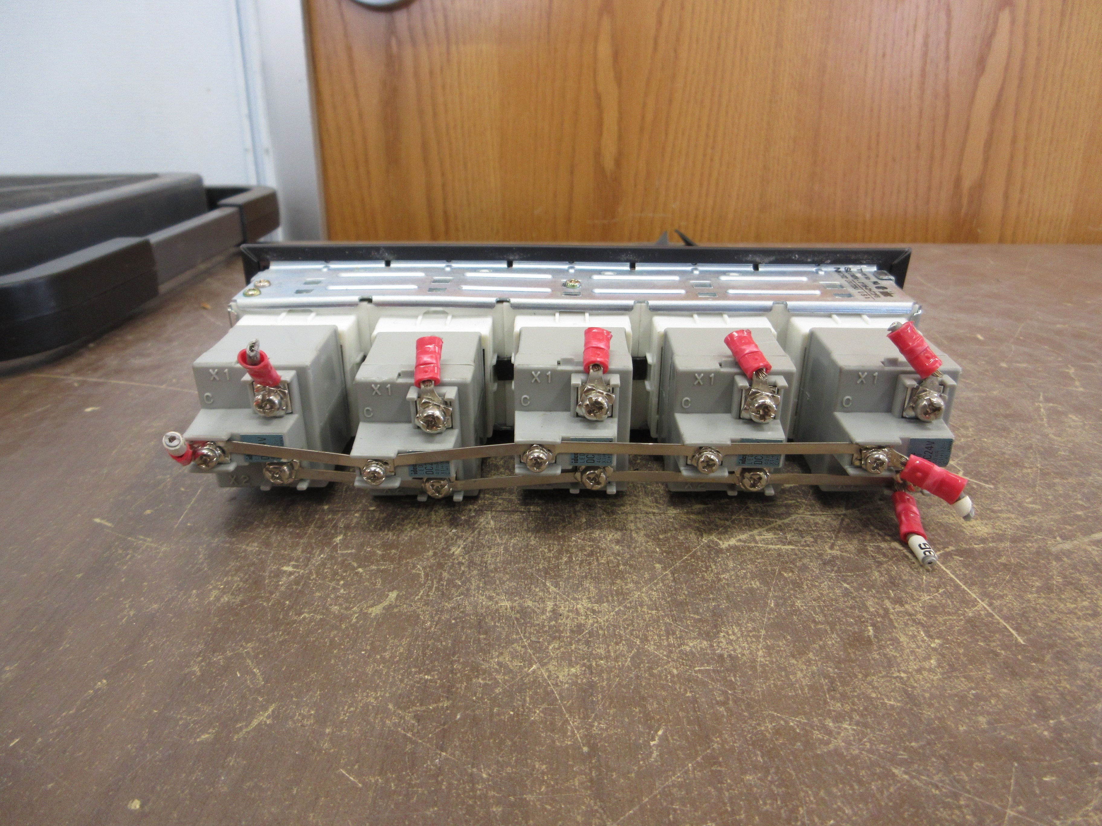 Idec Annunciator SLC40N-0105-DHT2FB Size: 1x5 Used