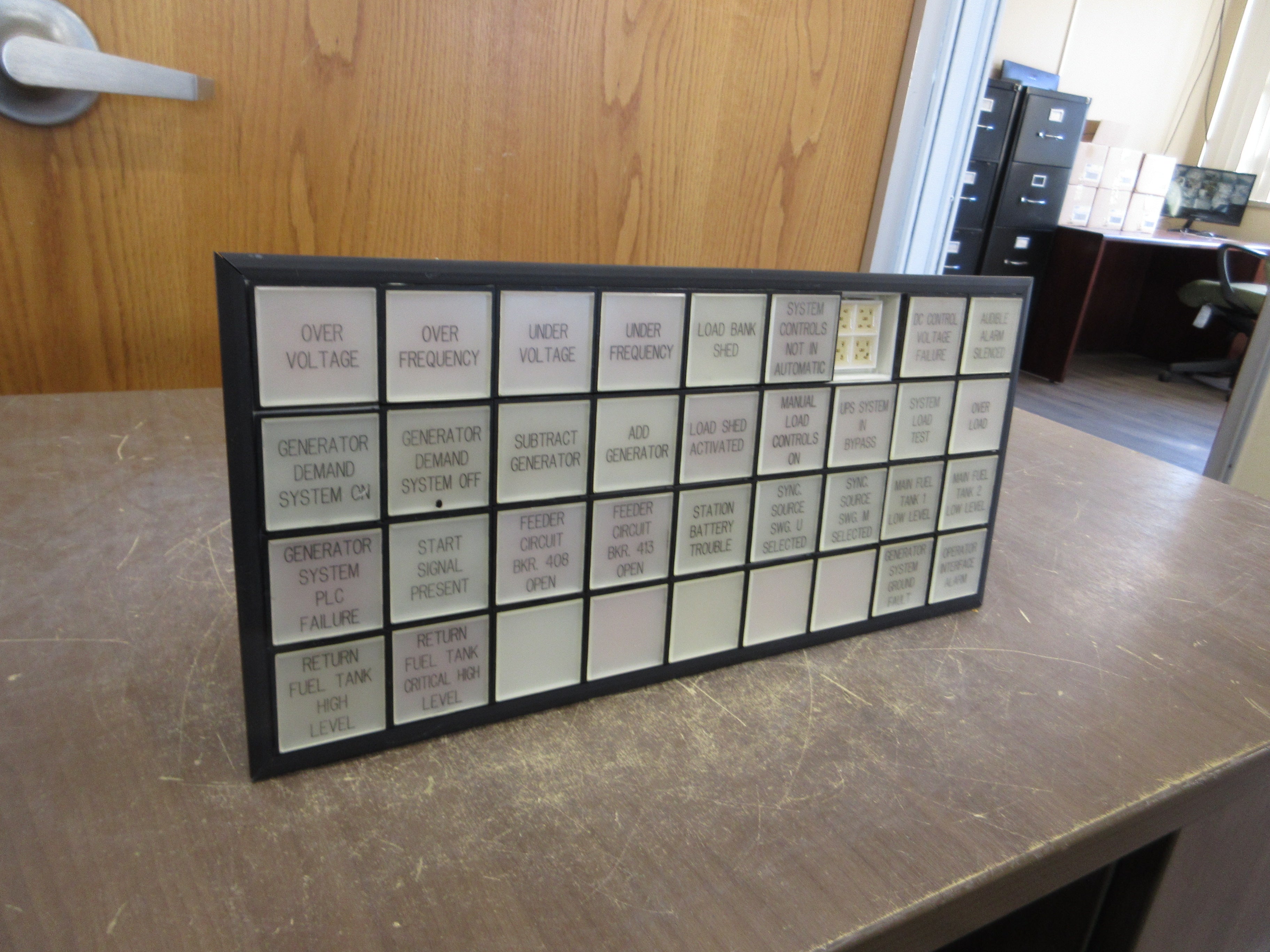 Idec Annunciator SLC40N-0409-DHT2FB Size: 4x9 *Missing (1) Panel* Used