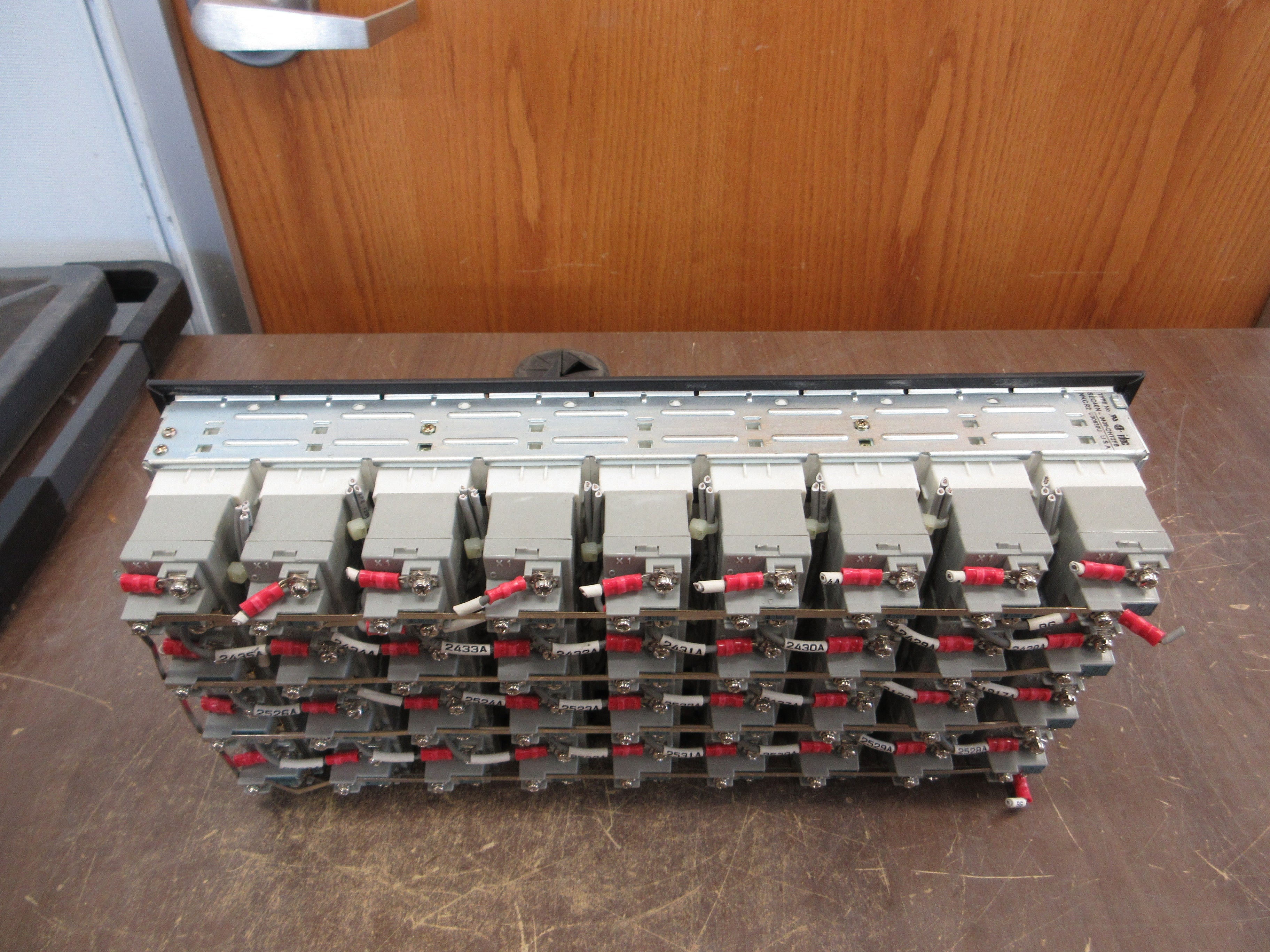 Idec Annunciator SLC40N-0409-DHT2FB Size: 4x9 *Missing (1) Panel* Used