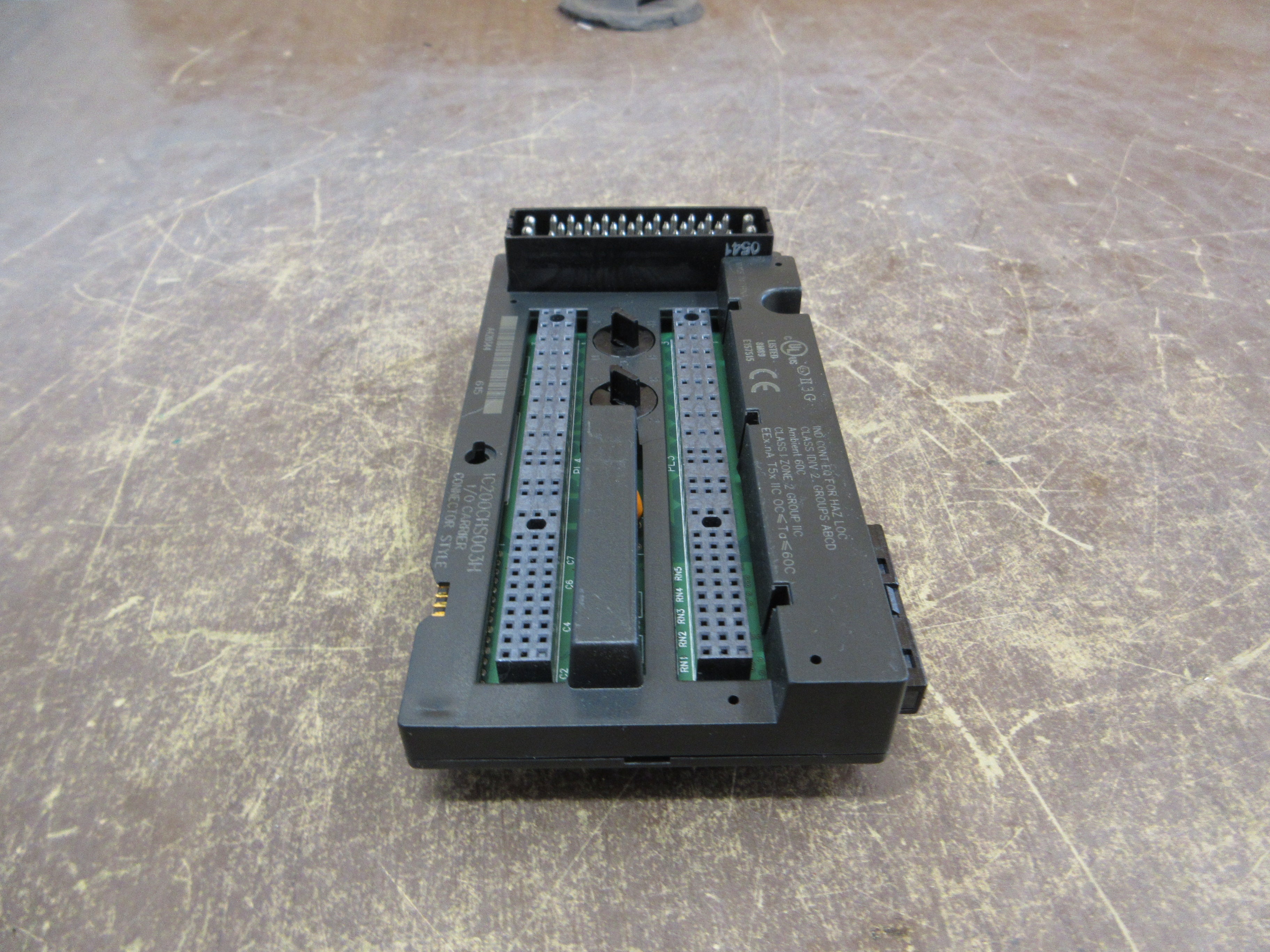 GE VersaMax I/O Carrier IC200CHS003H Connector Style *Chipped Connector Plastic*