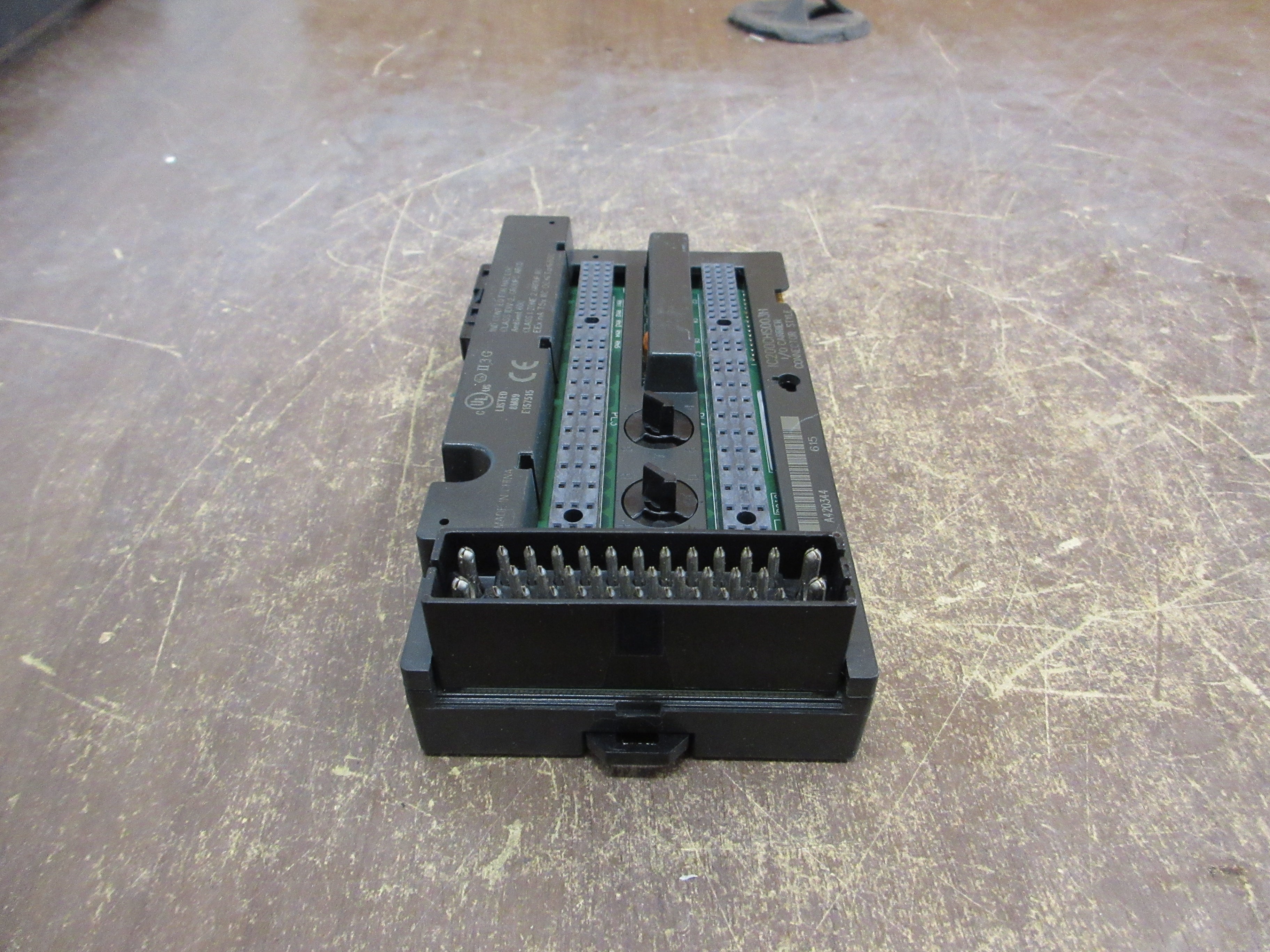 GE VersaMax I/O Carrier IC200CHS003H Connector Style *Chipped Connector Plastic*