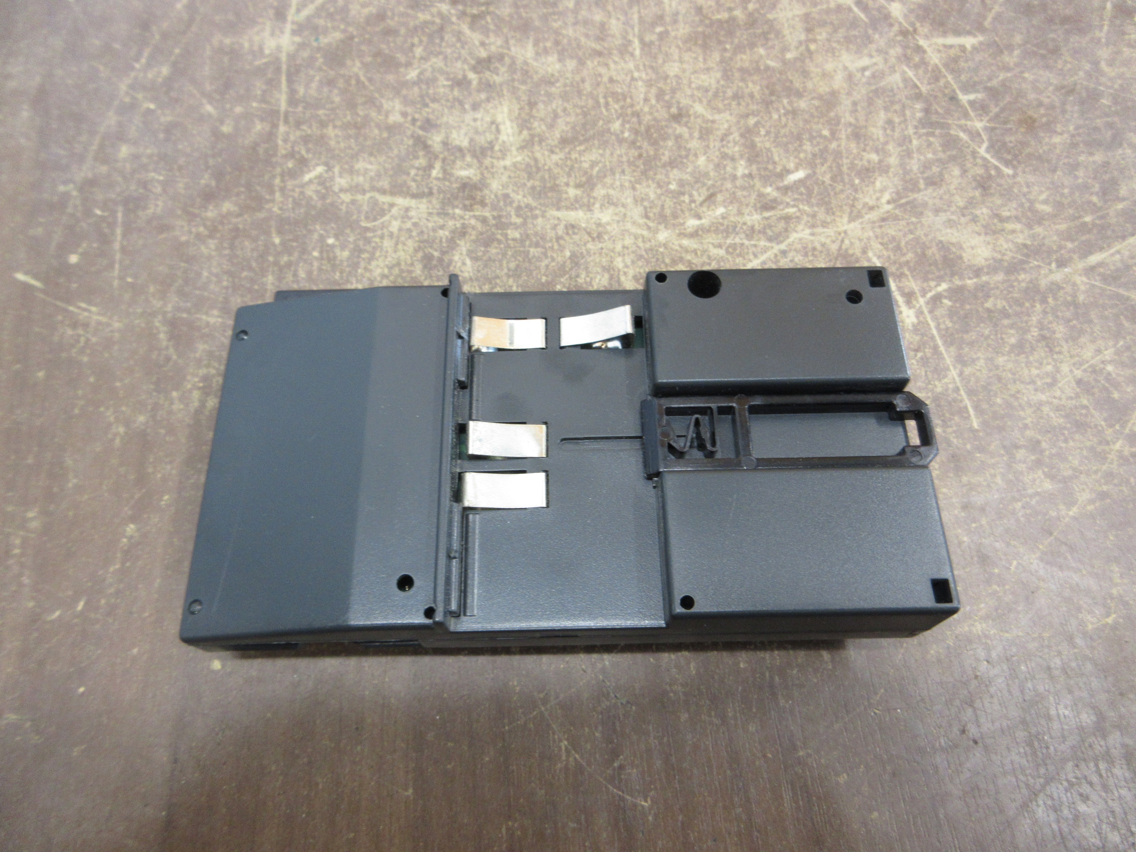 GE VersaMax I/O Carrier IC200CHS003H Connector Style *Chipped Connector Plastic*