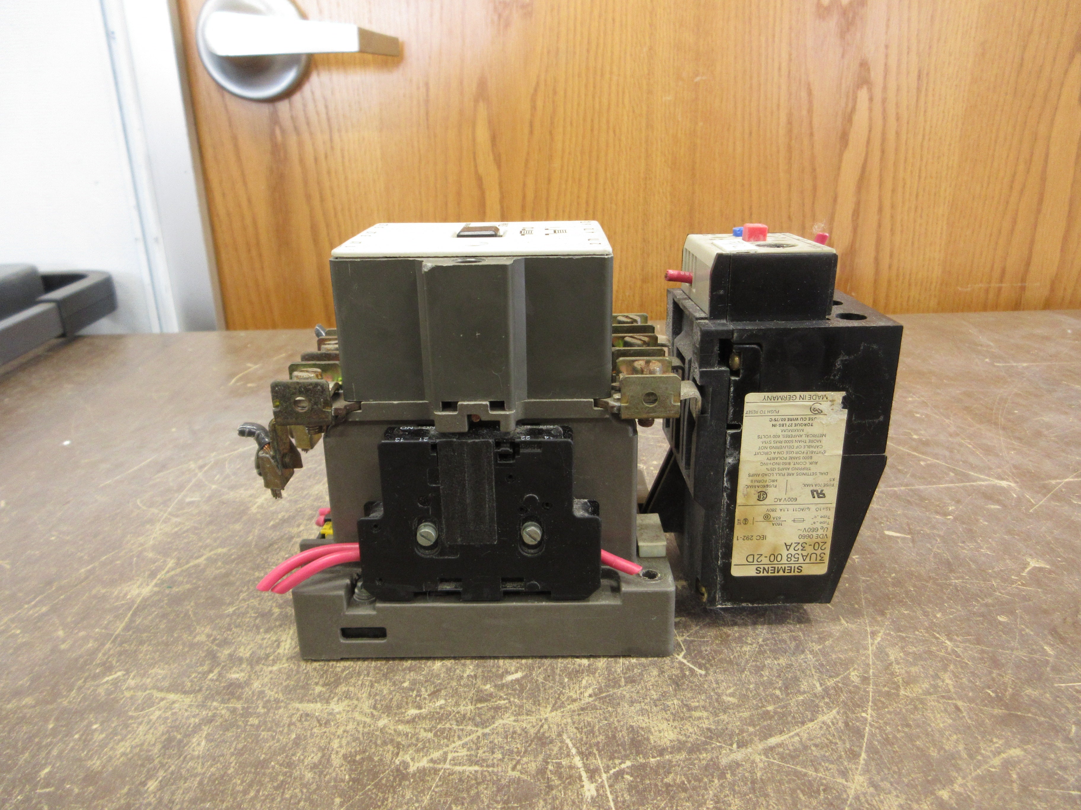 Siemens Starter 3TB46 17-0A / 3UA58 00-2D 120V Coil Trip: 20-32A 600V Used