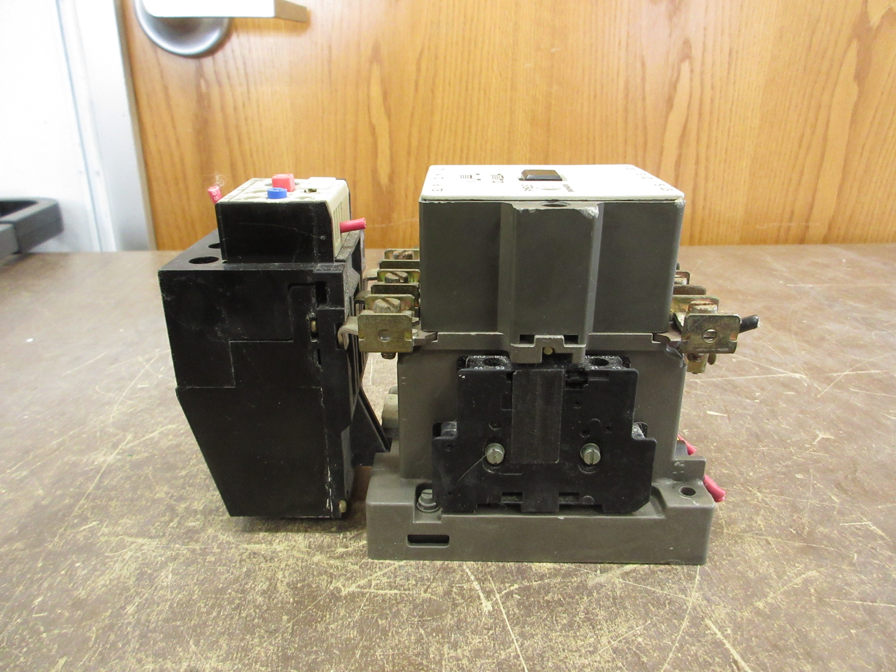 Siemens Starter 3TB46 17-0A / 3UA58 00-2D 120V Coil Trip: 20-32A 600V Used