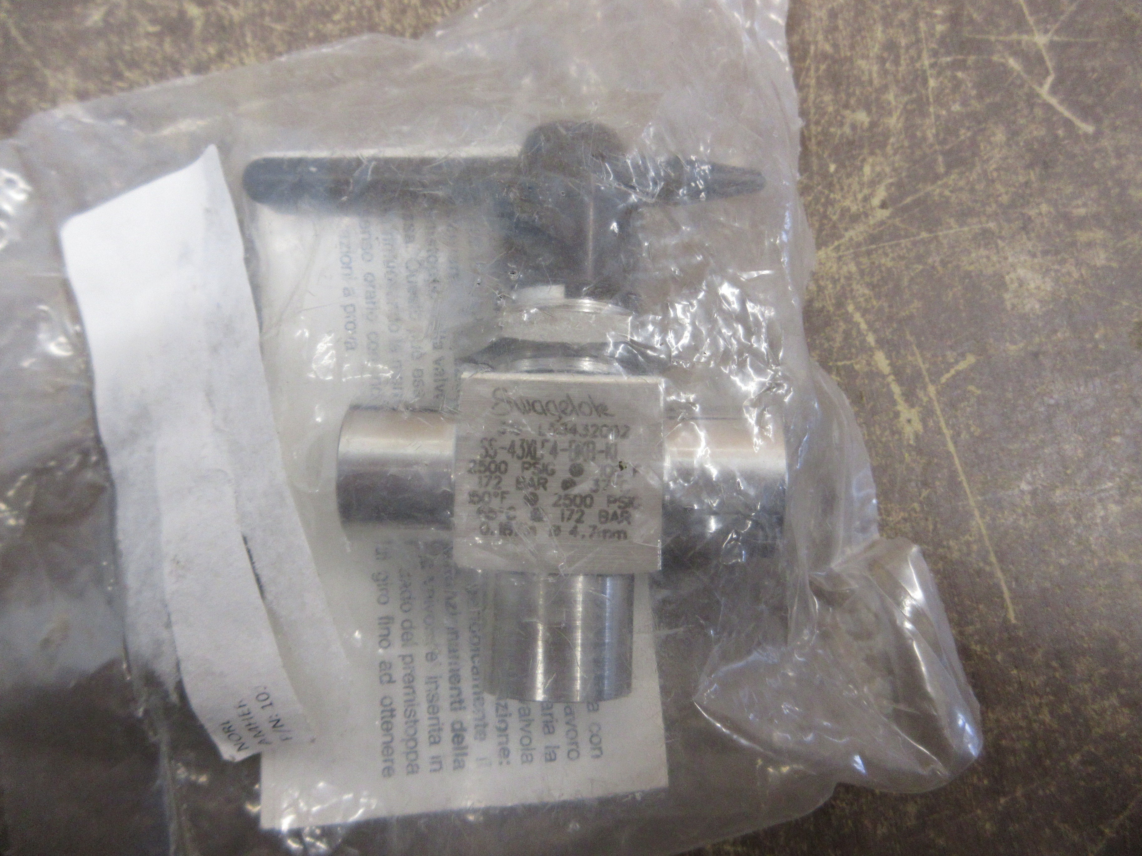 Swagelok Stainless Steel 3-Way Ball Valve SS-43XLF4-BKB-KL 2500 PSIG *No Box*
