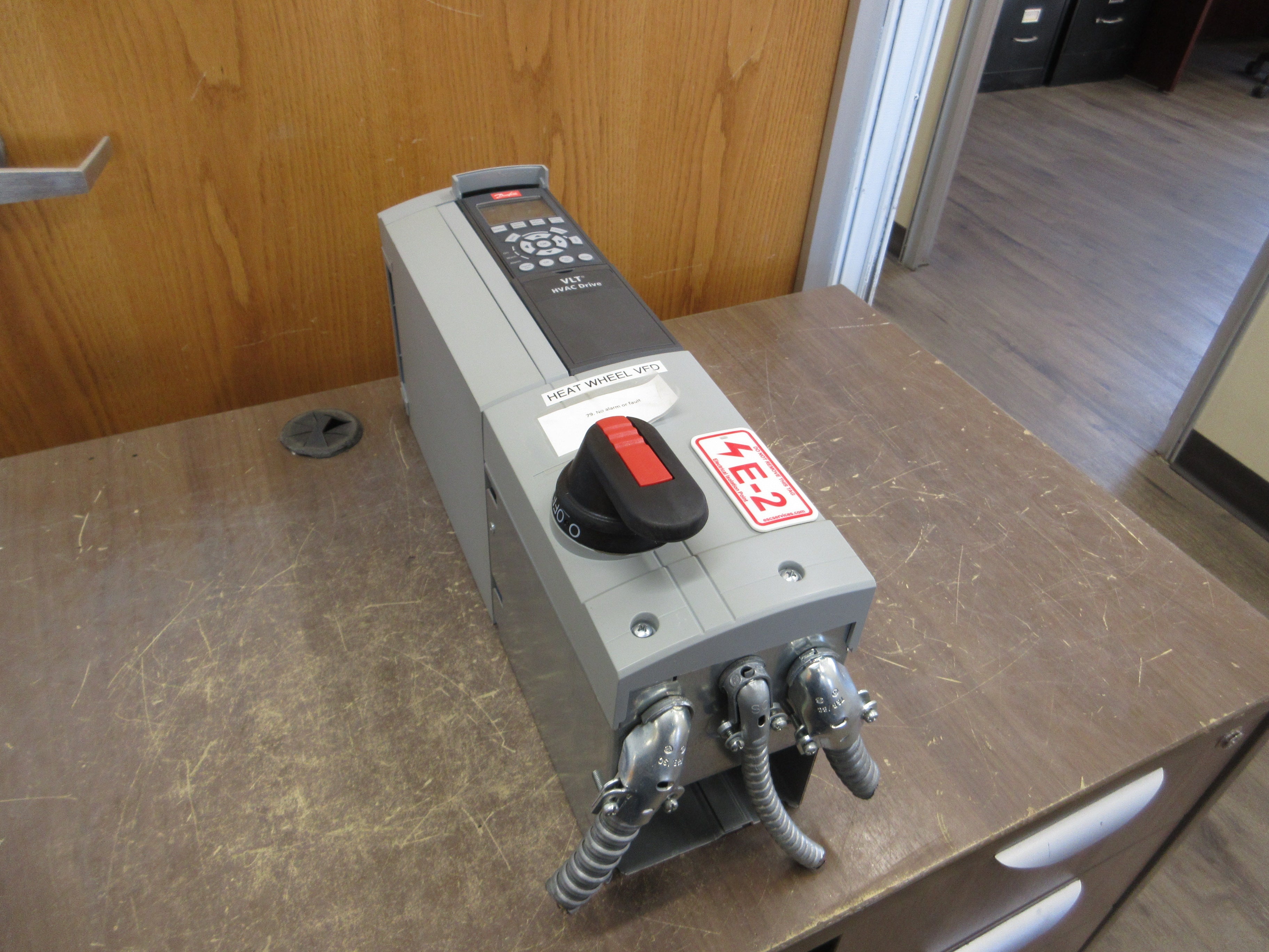 Danfoss VLT AC Drive 131F0795 1.5HP 3Ph w/ Disconnect w/ Keypad Used