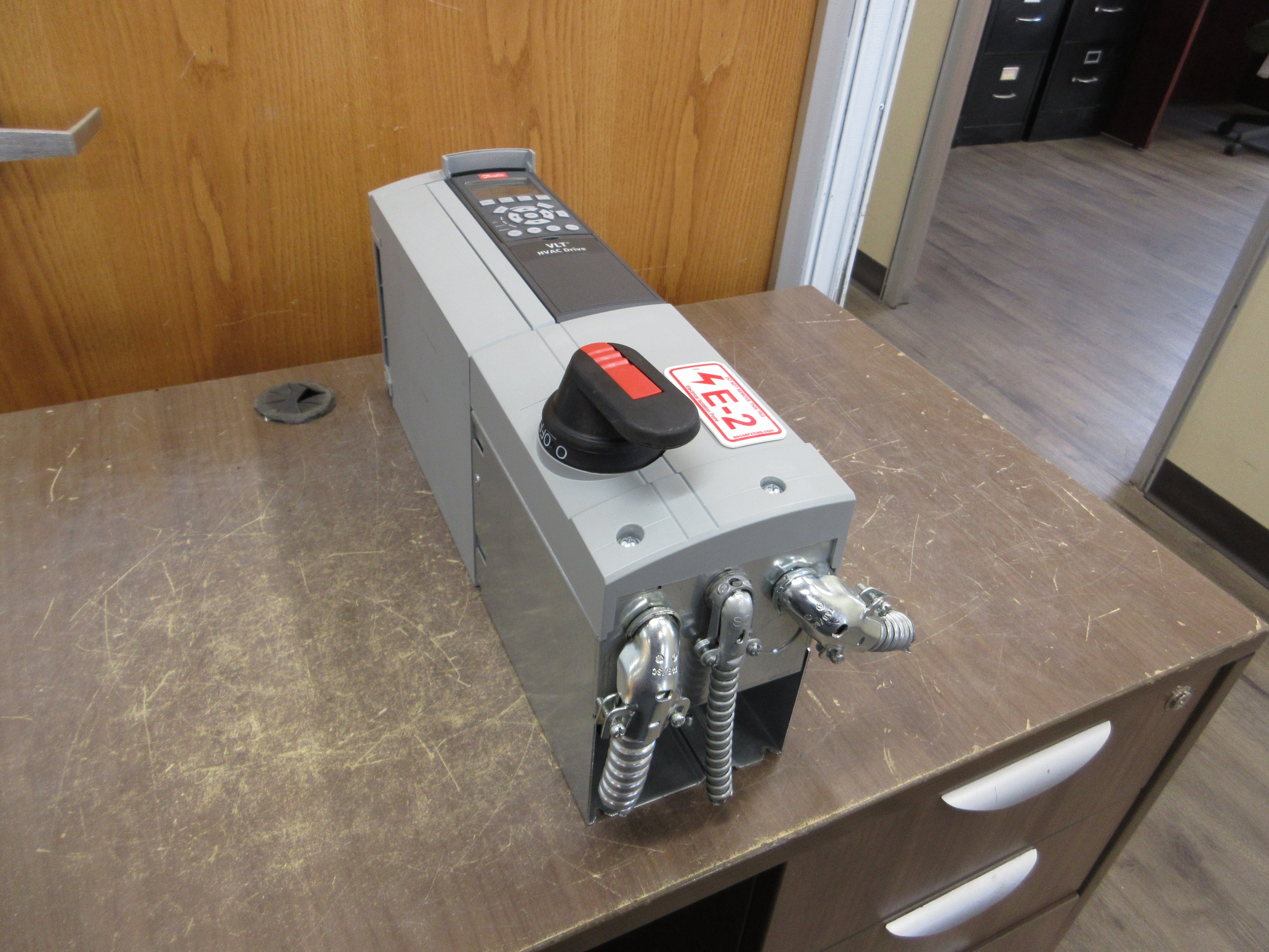 Danfoss VLT AC Drive 131F0795 1.5HP 3Ph w/ Disconnect w/ Keypad Used