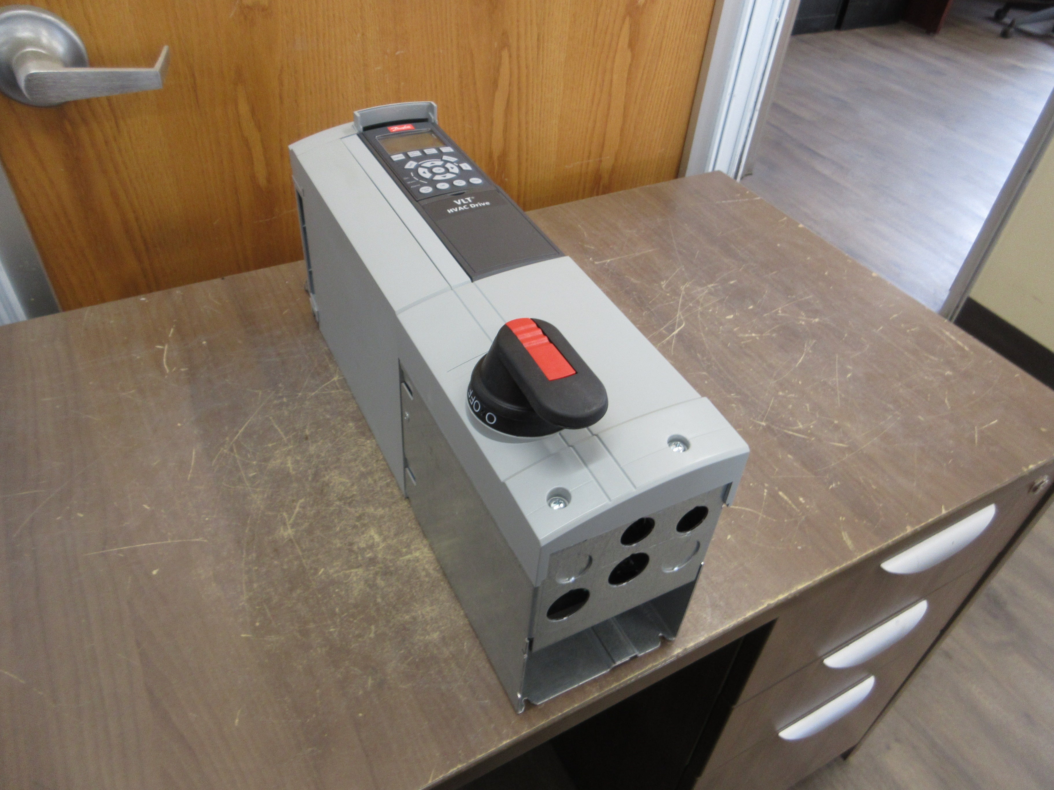 Danfoss VLT AC Drive 131F0798 5HP 3Ph w/ Disconnect w/ Keypad Used