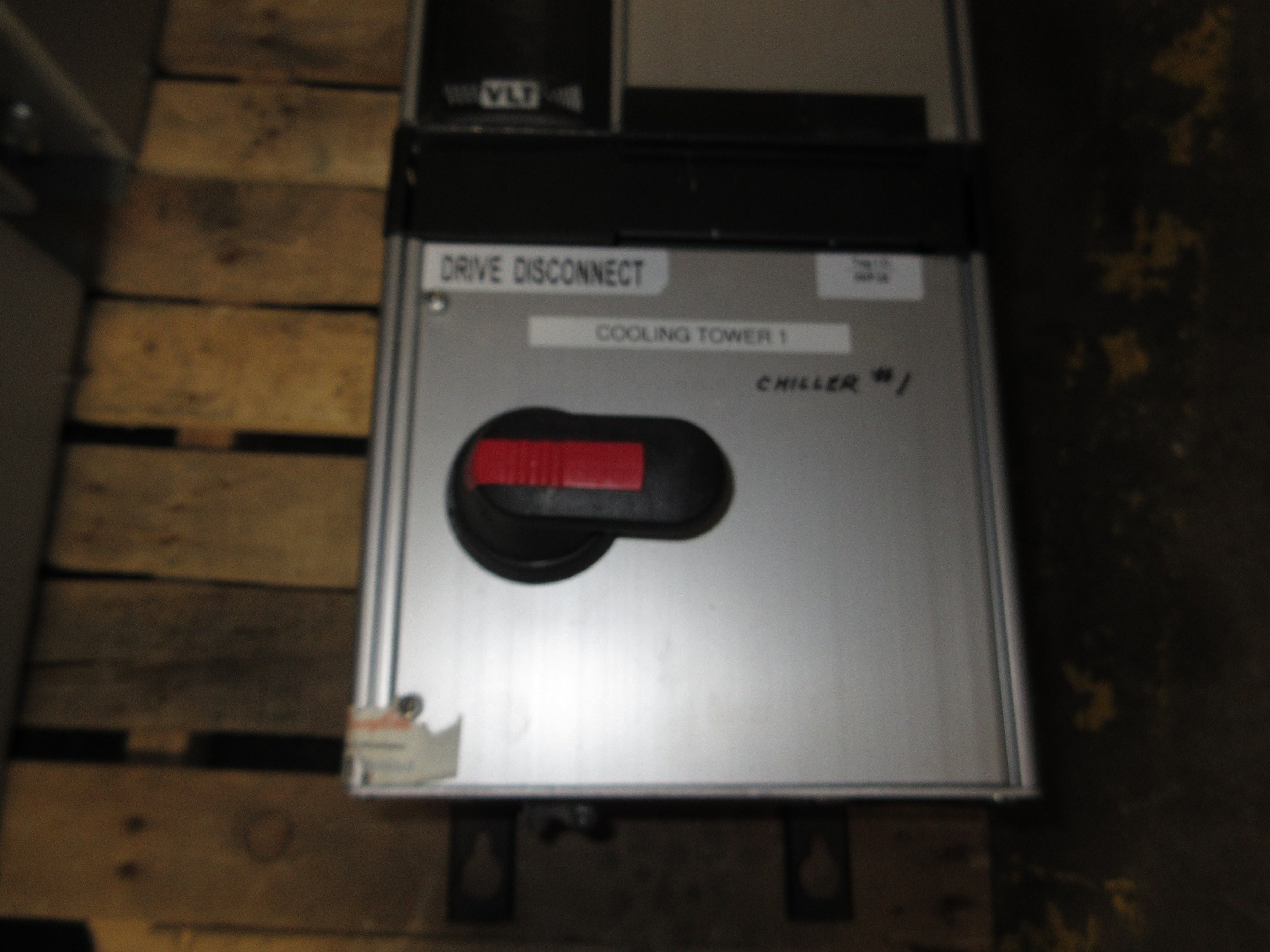 Danfoss VLT 6008 AC Drive w/ Disconnect 175Z7359 7.5HP Used