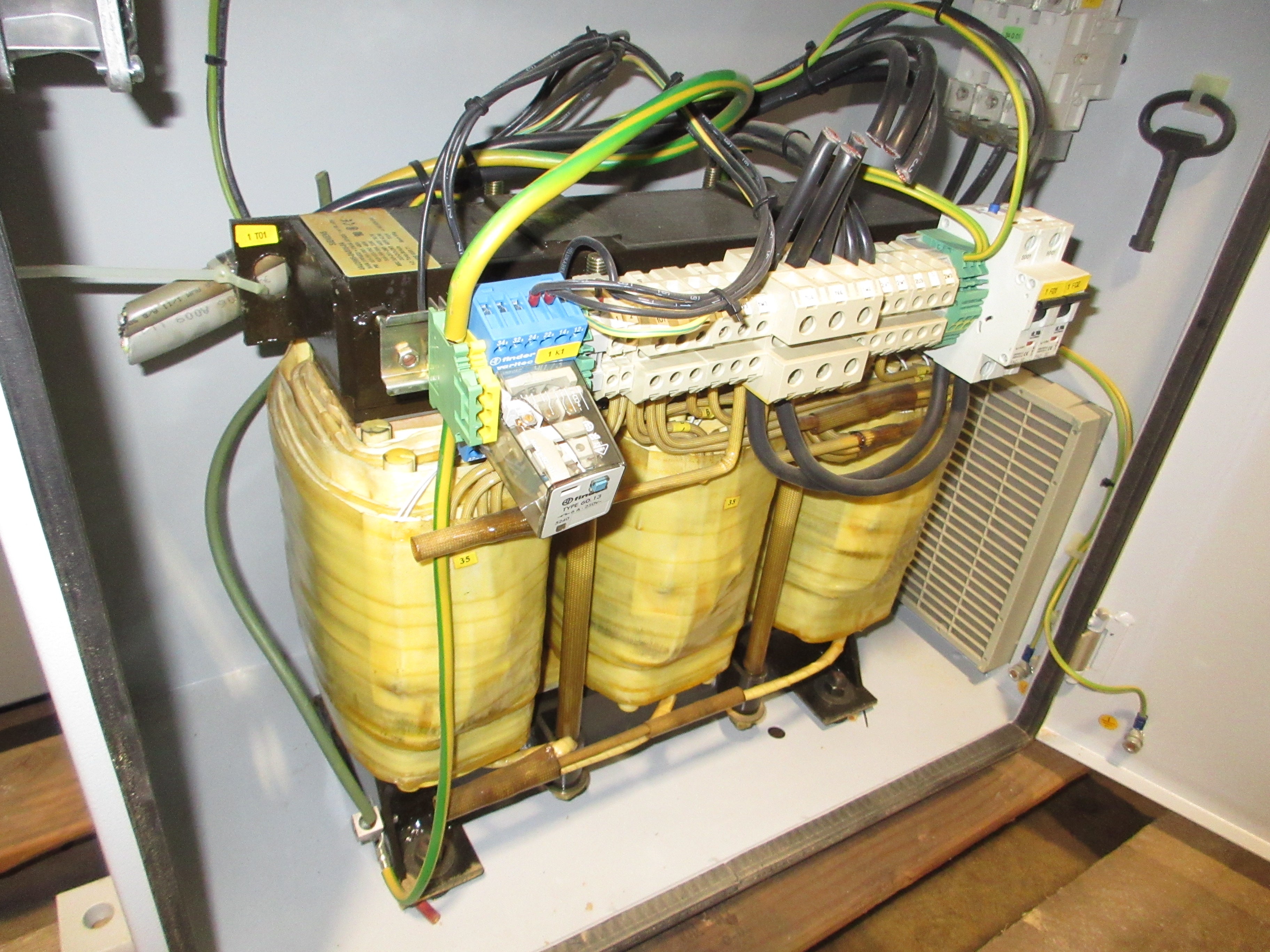 Siemens Enclosed Transformer 4AU3995-0AX08-8A Pri: 220/460/480V Sec: 400/440V