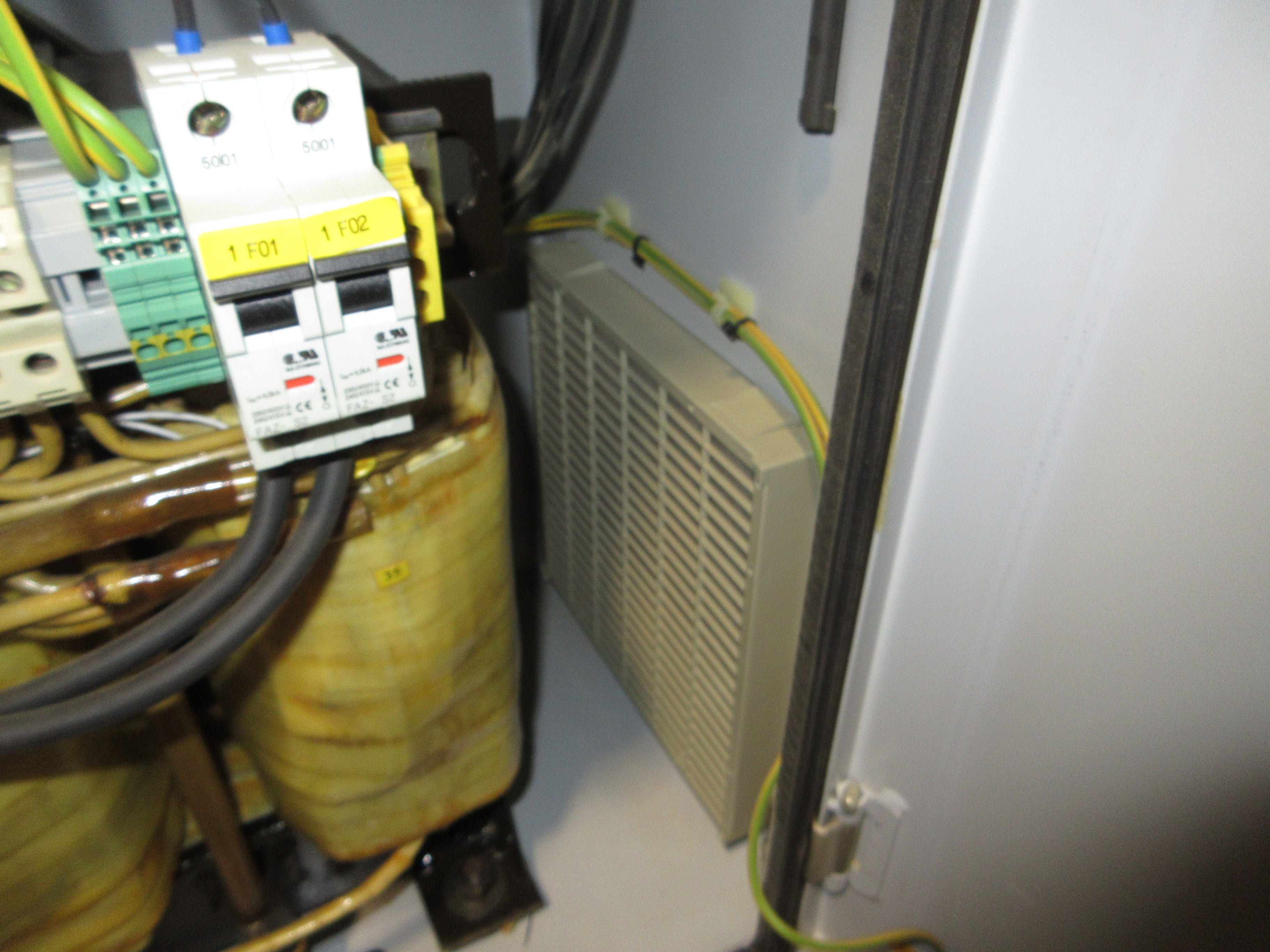 Siemens Enclosed Transformer 4AU3995-0AX08-8A Pri: 220/460/480V Sec: 400/440V