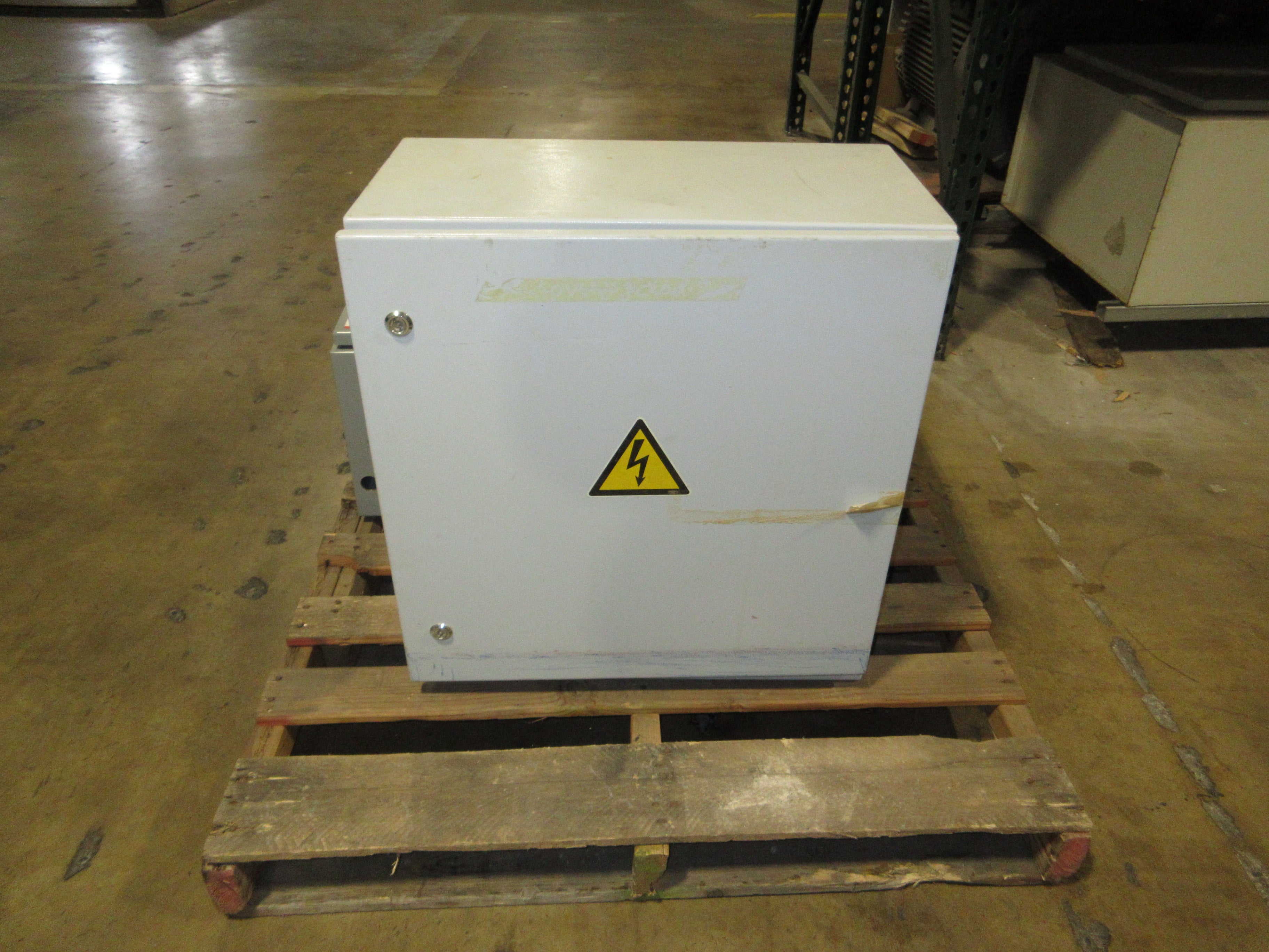 Siemens Enclosed Transformer 4AU3995-0AX08-8A Pri: 220/460/480V Sec: 400/440V