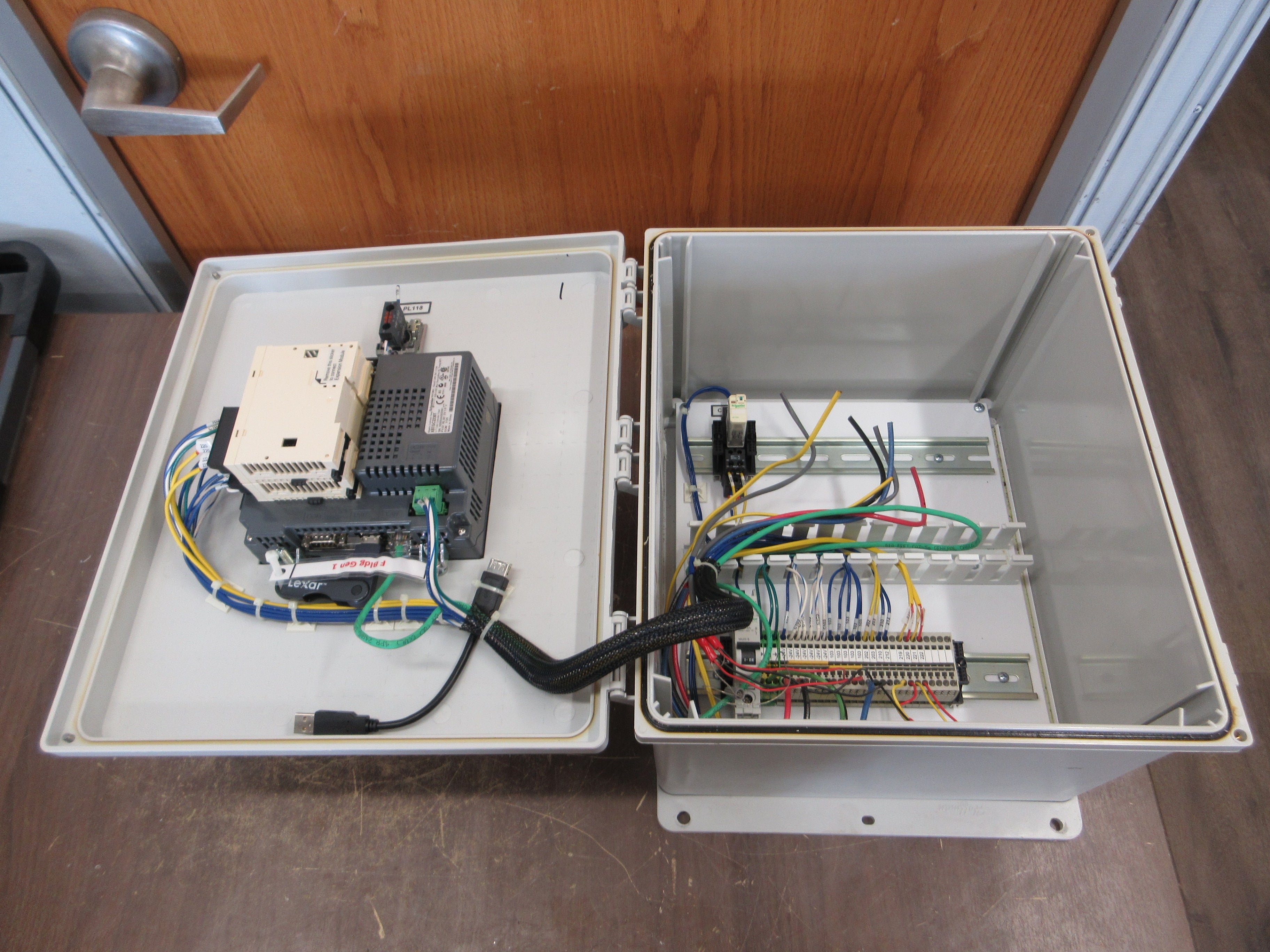 Schneider Electric Enclosed Magelis Controller Panel XBTGC2230T 24VDC 1.13A Used