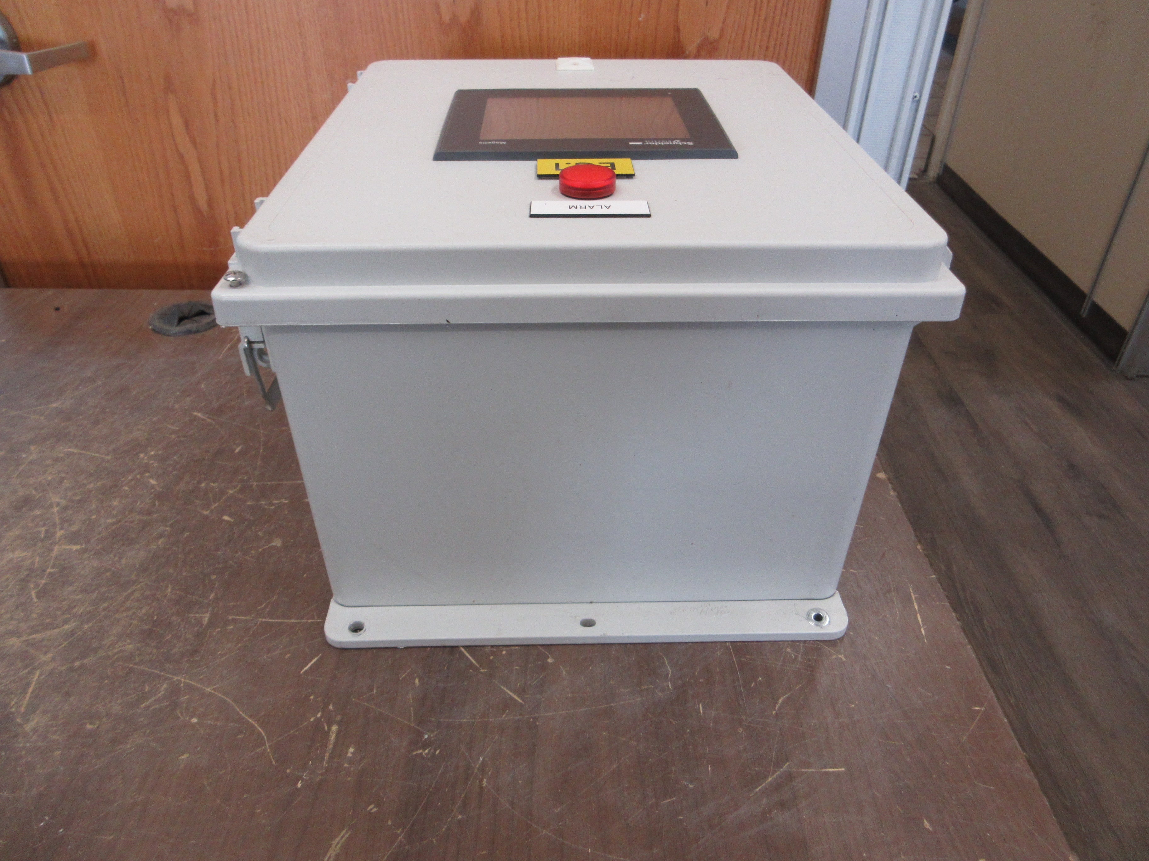 Schneider Electric Enclosed Magelis Controller Panel XBTGC2230T 24VDC 1.13A Used