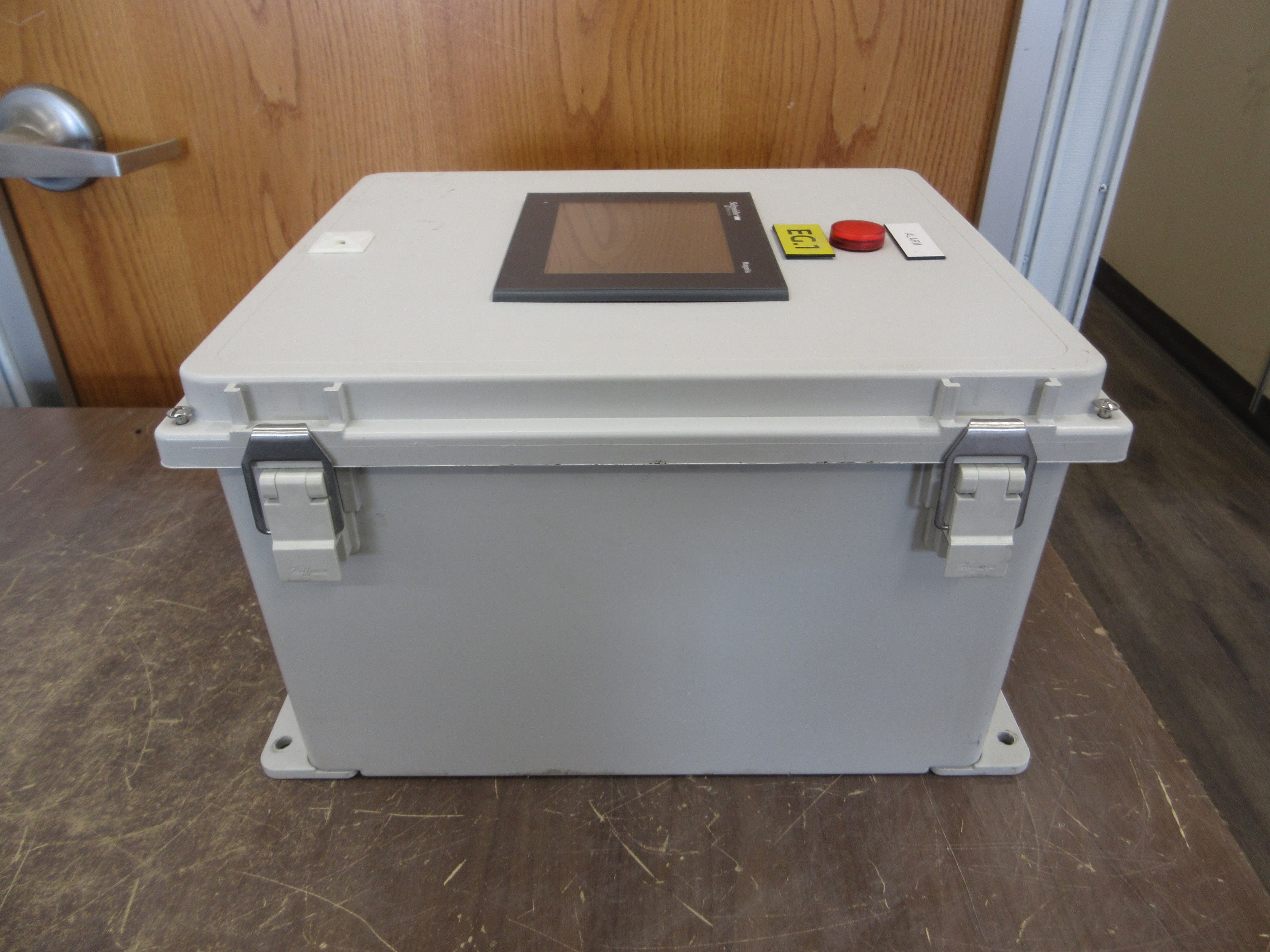 Schneider Electric Enclosed Magelis Controller Panel XBTGC2230T 24VDC 1.13A Used