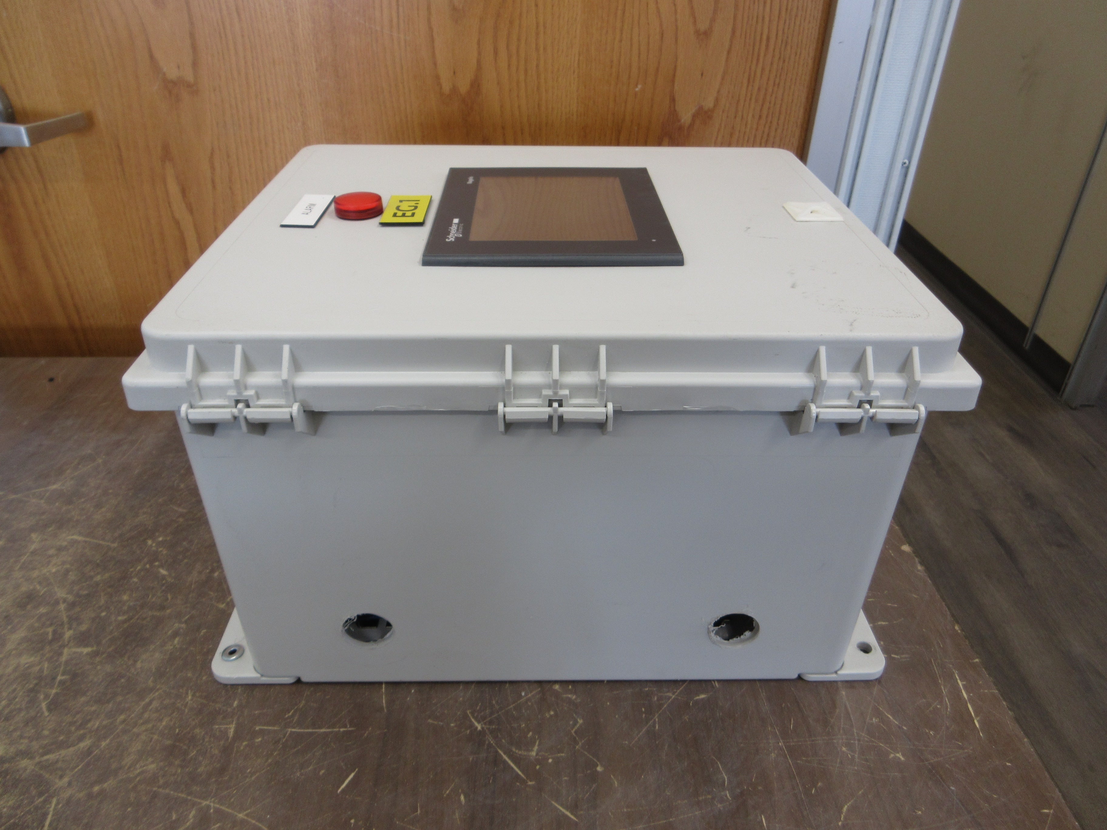 Schneider Electric Enclosed Magelis Controller Panel XBTGC2230T 24VDC 1.13A Used